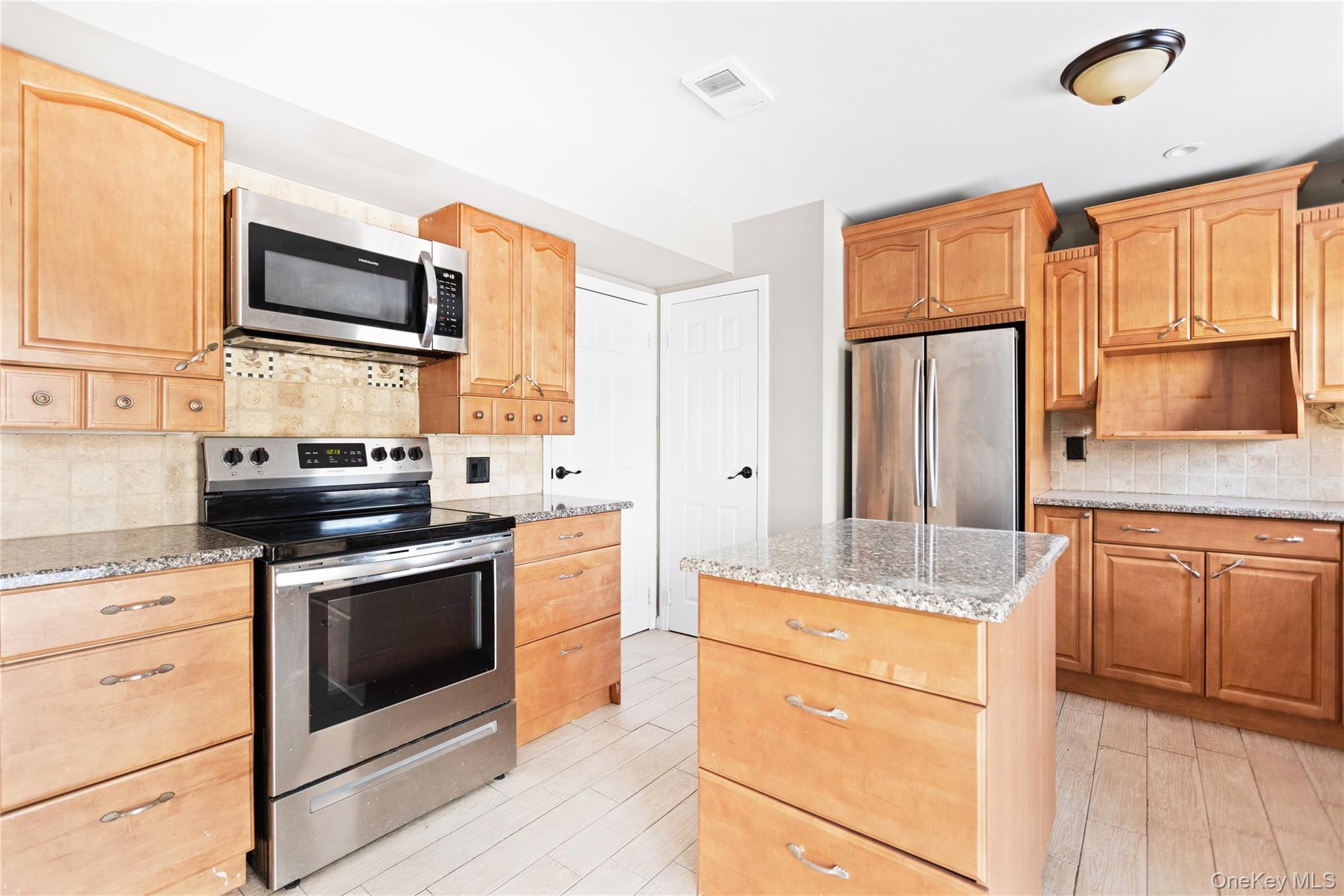 #9 photo, 10 Bartlett Commons, سوفولك Yaphank , NY 11980