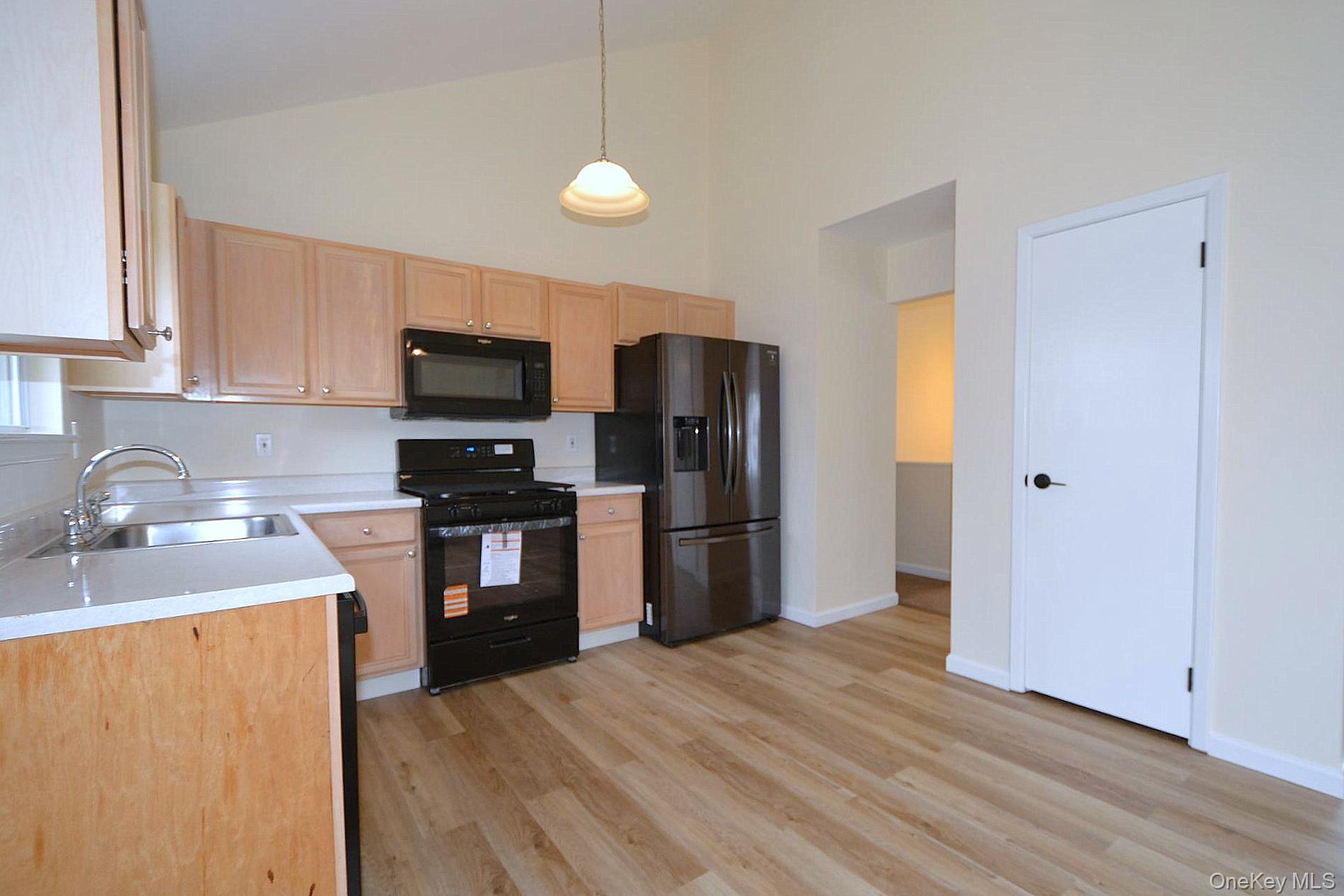 #16 photo, 30 Apex Drive, سوفولك Coram , NY 11727