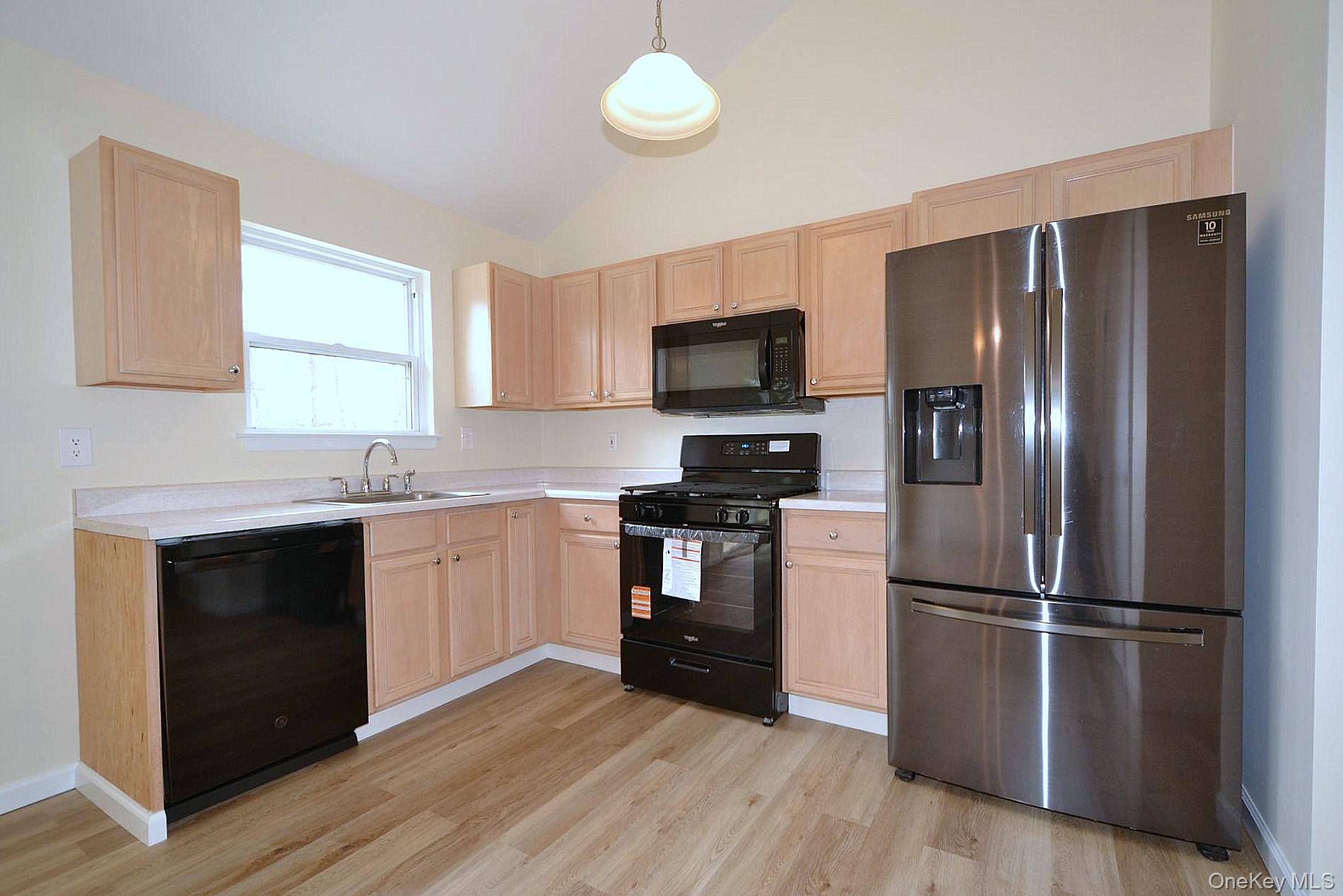 #17 photo, 30 Apex Drive, سوفولك Coram , NY 11727