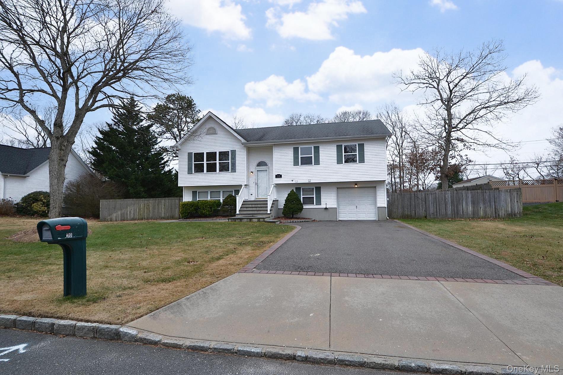 #3 photo, 30 Apex Drive, سوفولك Coram , NY 11727