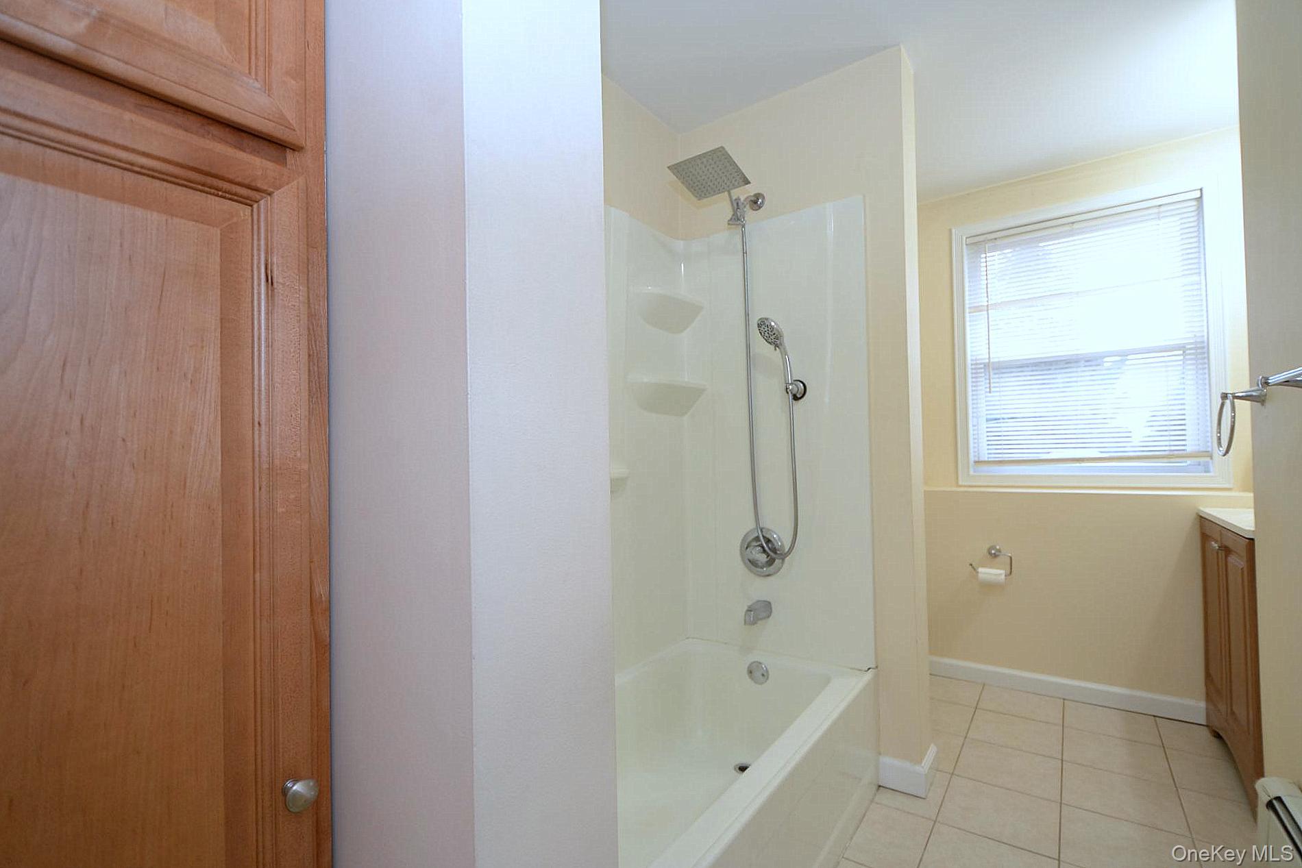 #6 photo, 30 Apex Drive, سوفولك Coram , NY 11727