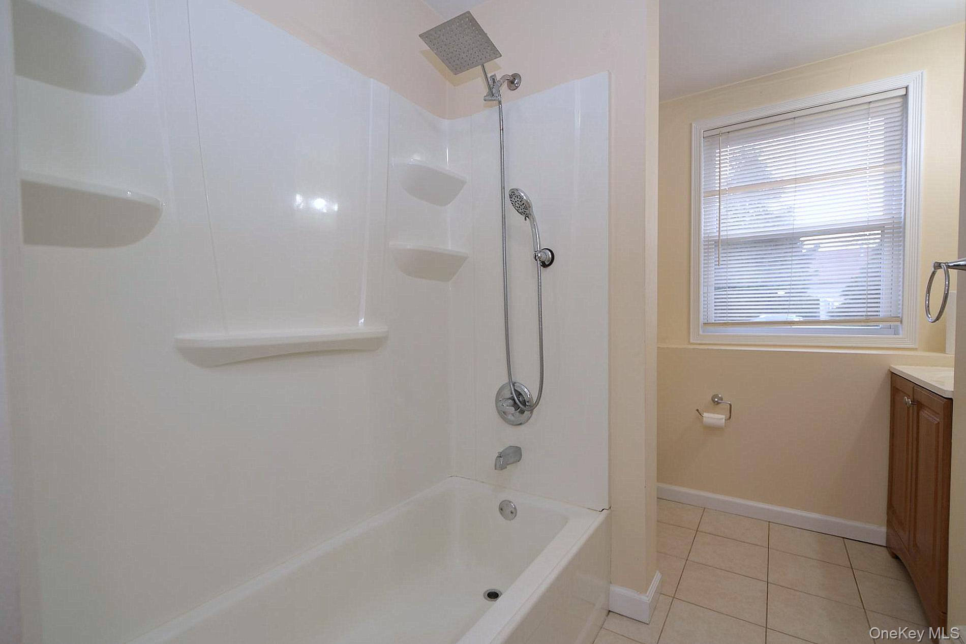 #7 photo, 30 Apex Drive, سوفولك Coram , NY 11727