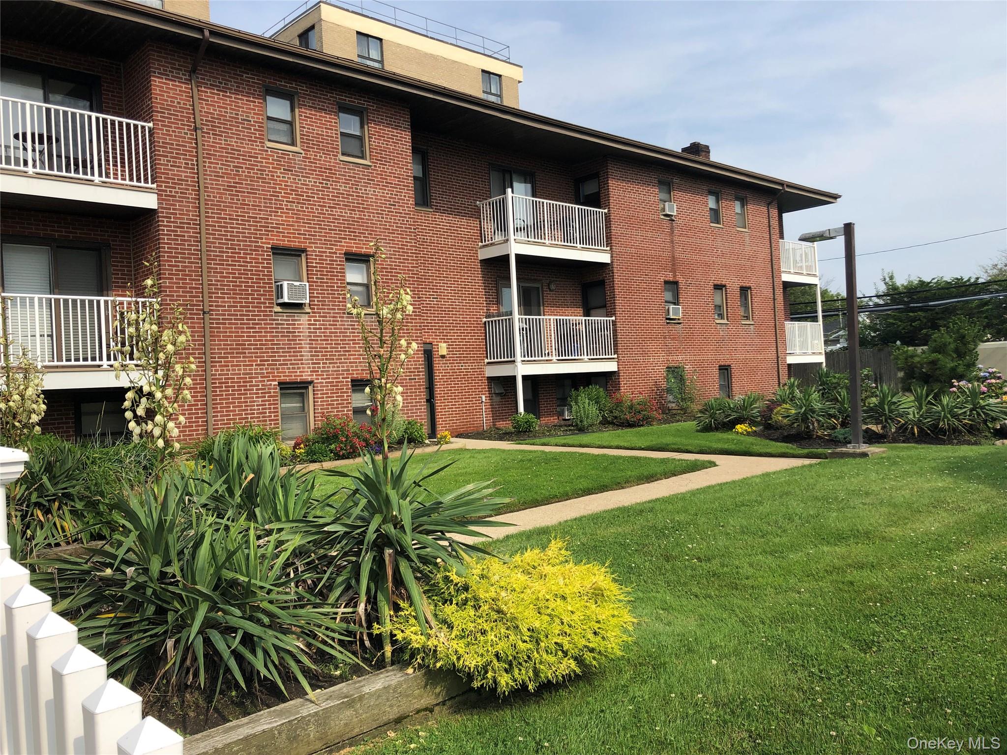 #11 photo, 475 W Broadway, नासाउ काउंटी Long Beach , NY 11561