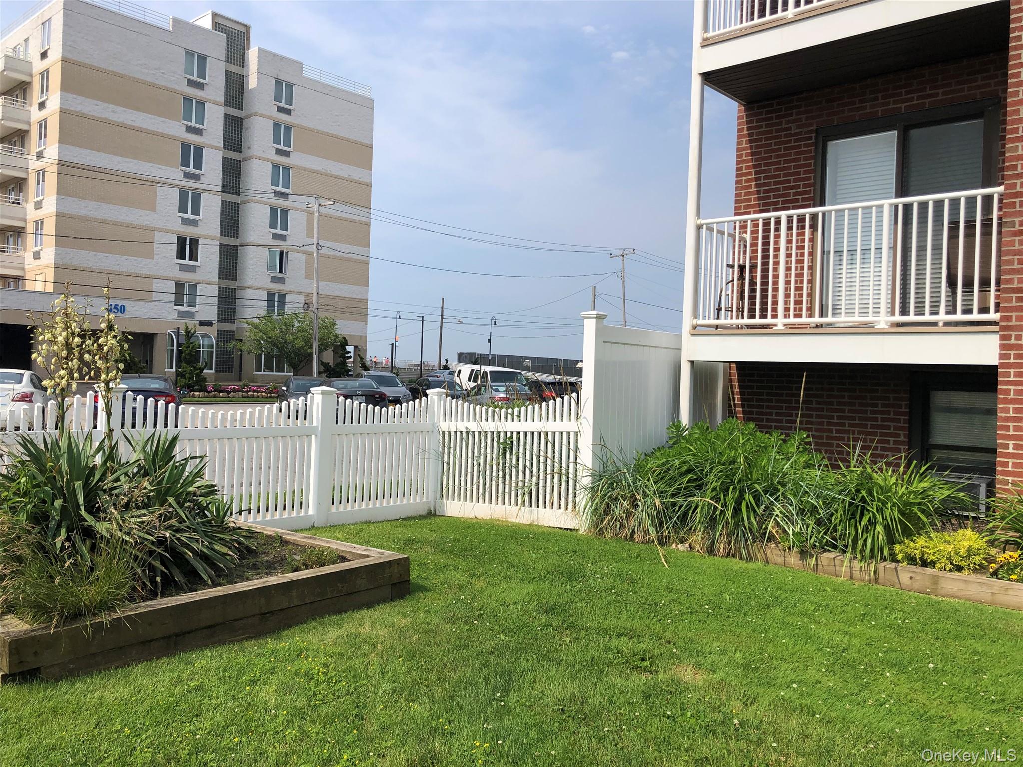 #15 photo, 475 W Broadway, नासाउ काउंटी Long Beach , NY 11561