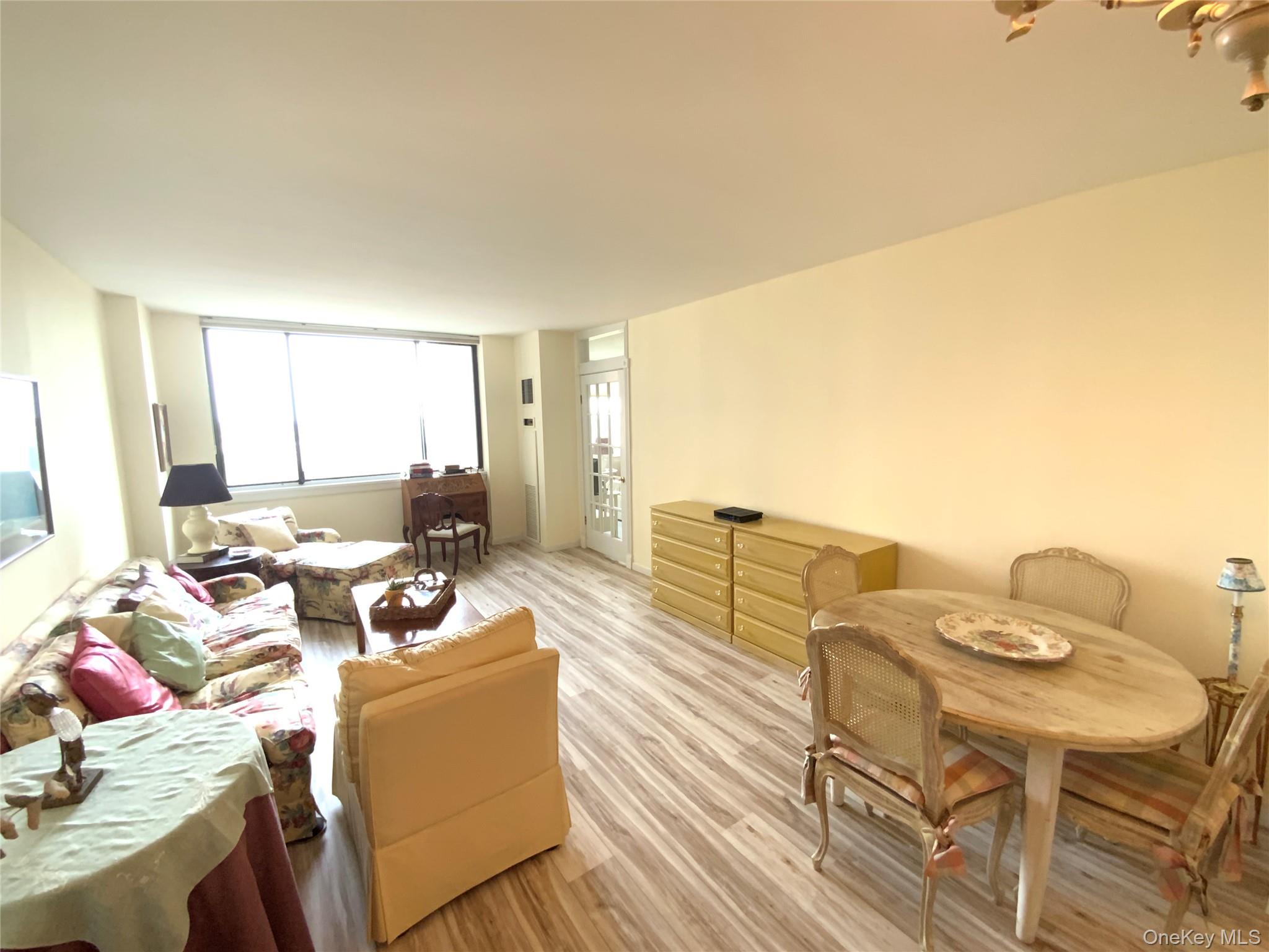 #2 photo, 27010 Grand Central Parkway, 皇后区 Floral Park , NY 11005