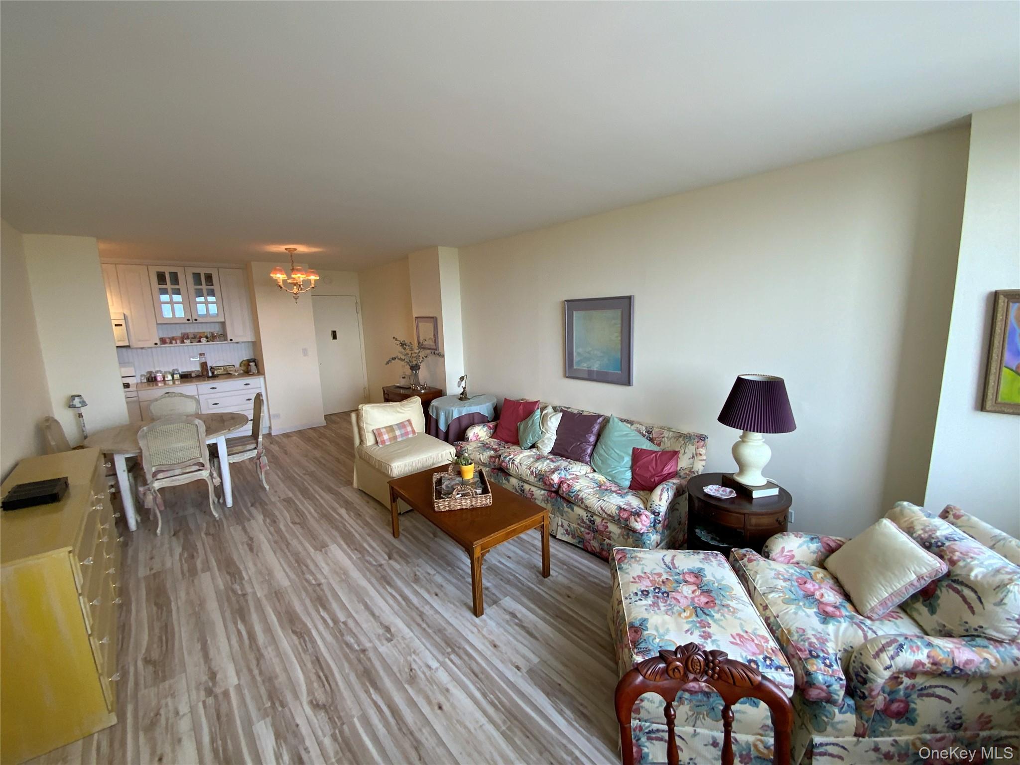 #5 photo, 27010 Grand Central Parkway, 皇后区 Floral Park , NY 11005