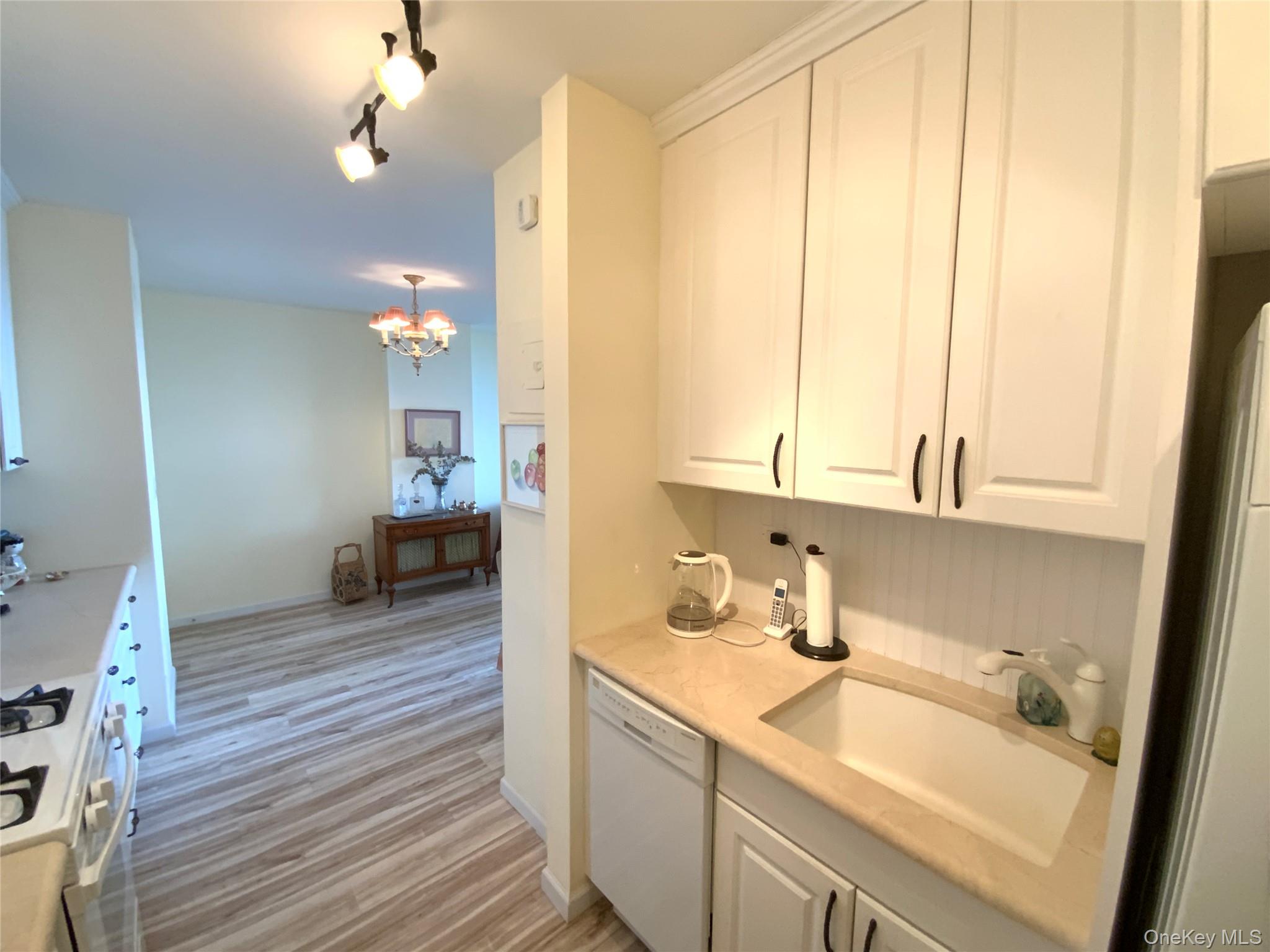 #9 photo, 27010 Grand Central Parkway, 皇后区 Floral Park , NY 11005