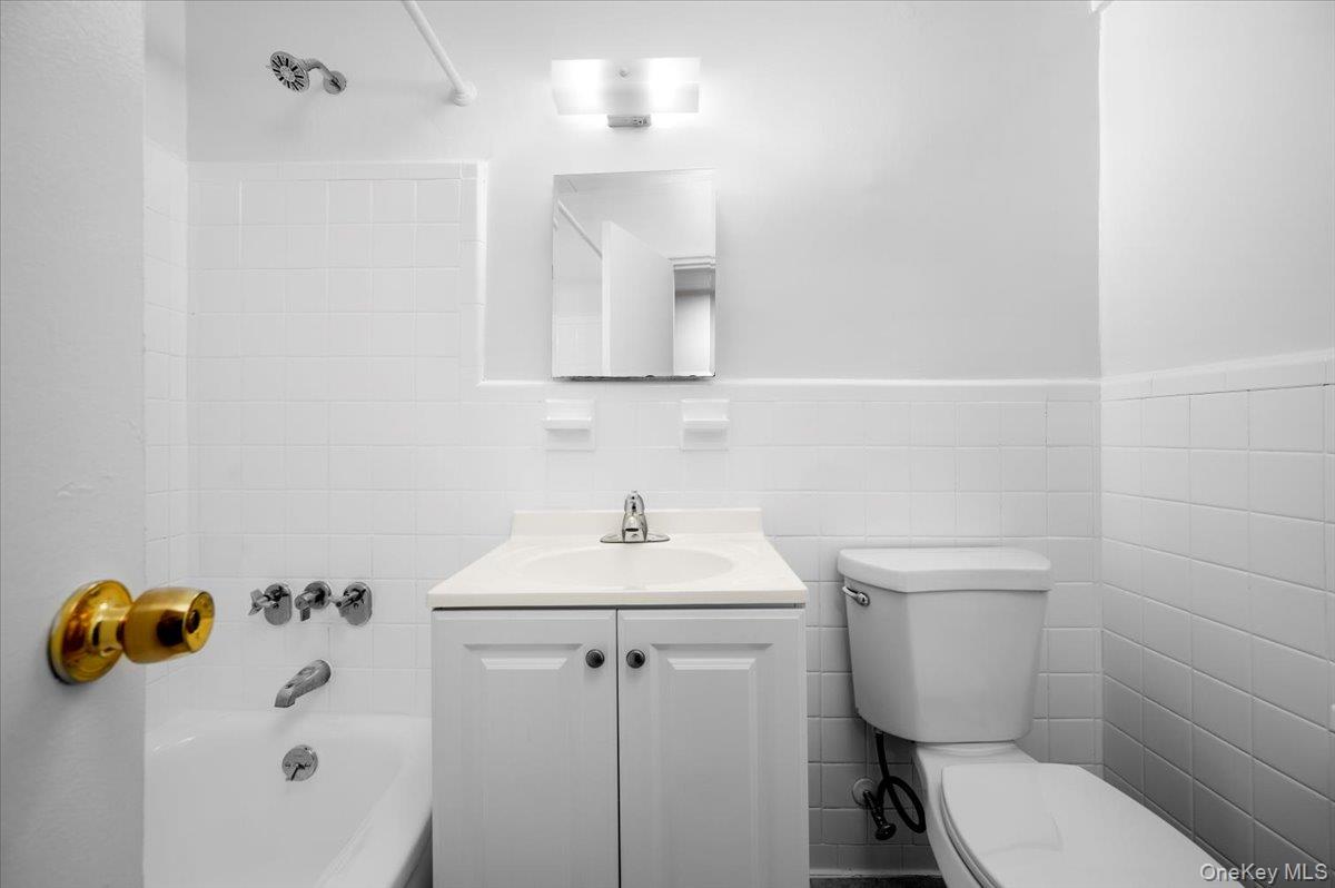 #11 photo, 437 Pelham Road, New Rochelle , NY 10805