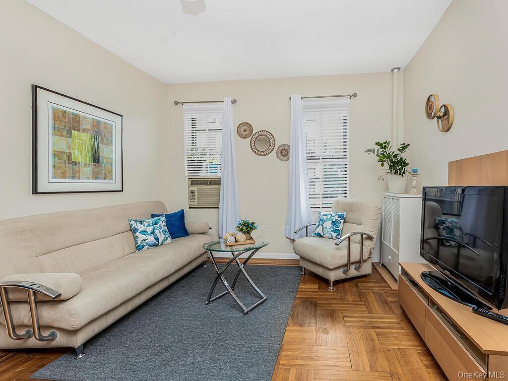 #4 photo, 91 E 208th Street, Bronx , NY 10467