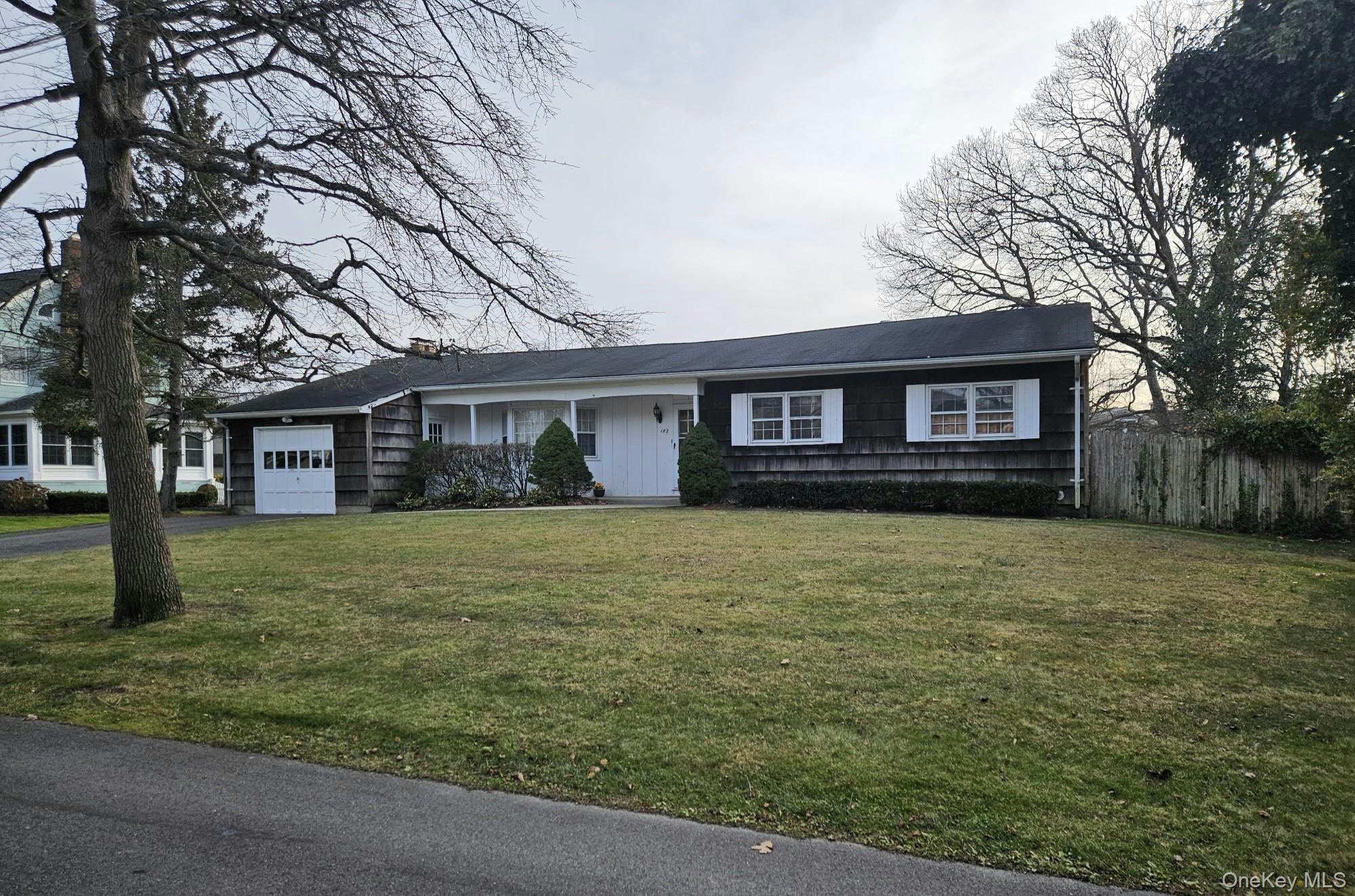 #1 photo, 182 Connetquot Drive, سوفولك Oakdale , NY 11769