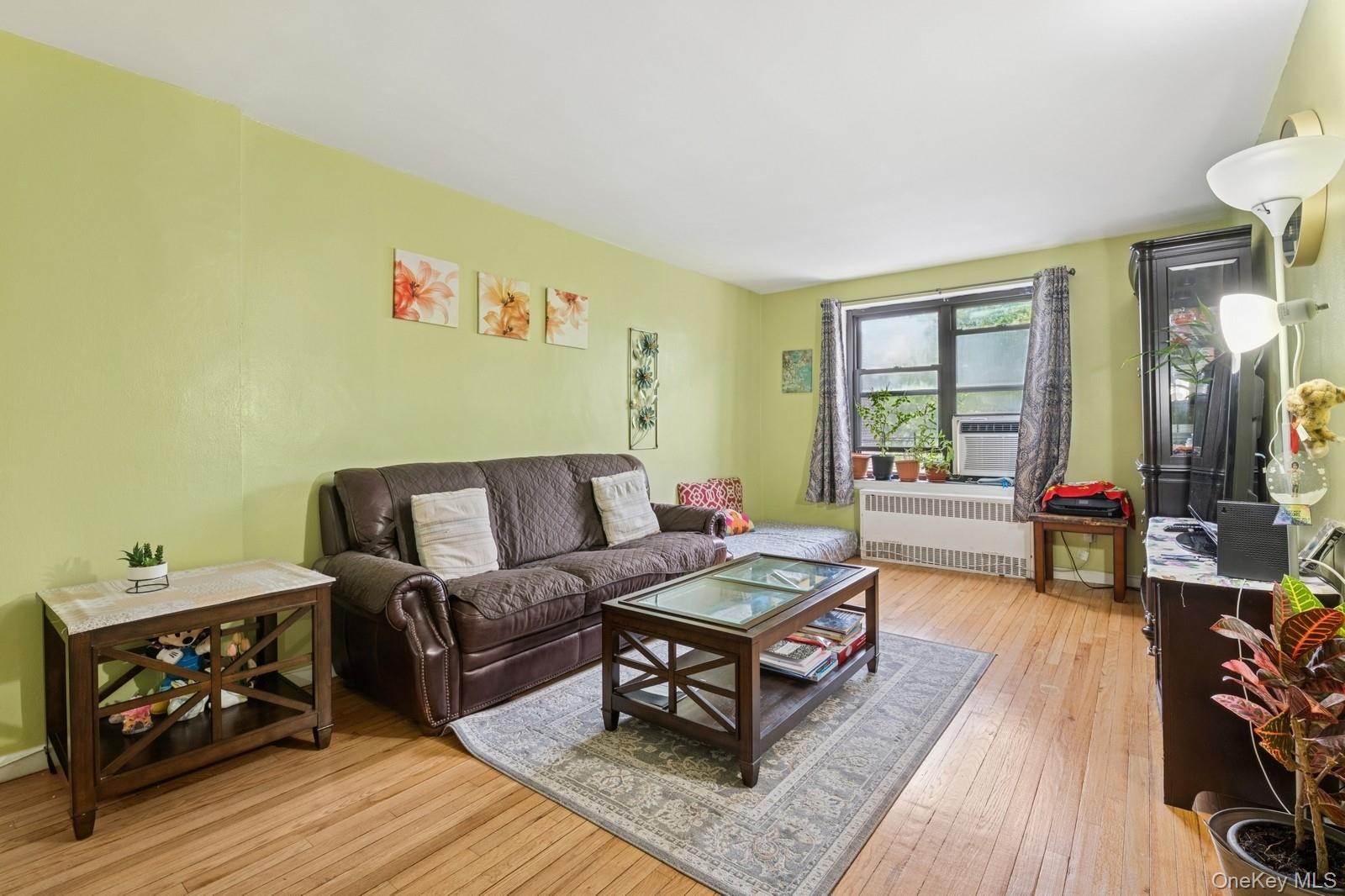 #2 photo, 87-30 204 Street, קווינס Hollis , NY 11423