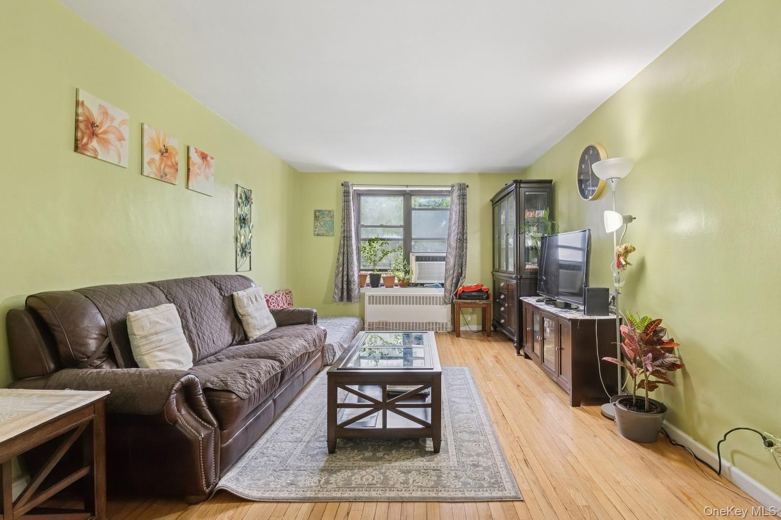 #4 photo, 87-30 204 Street, קווינס Hollis , NY 11423