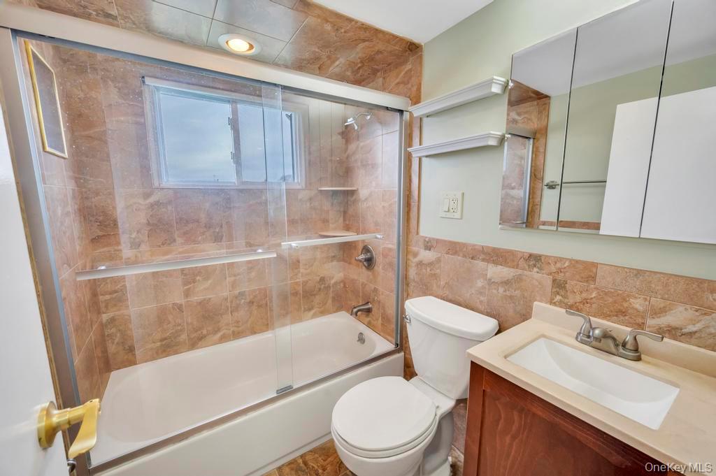 #16 photo, 2127 Erma Drive, नासाउ काउंटी East Meadow , NY 11554