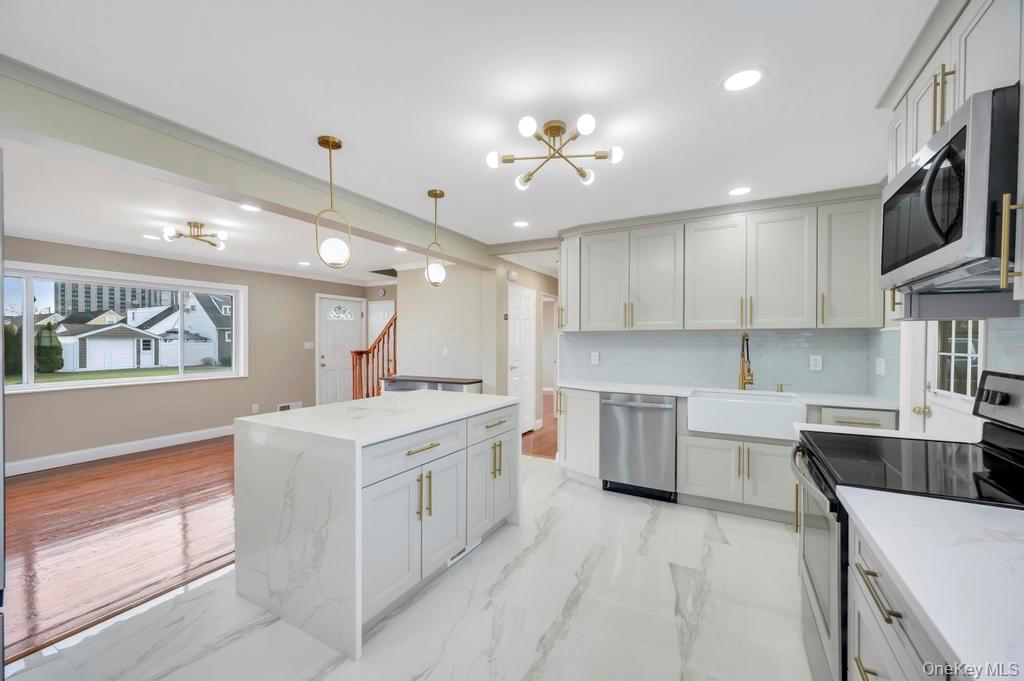 #2 photo, 2127 Erma Drive, नासाउ काउंटी East Meadow , NY 11554