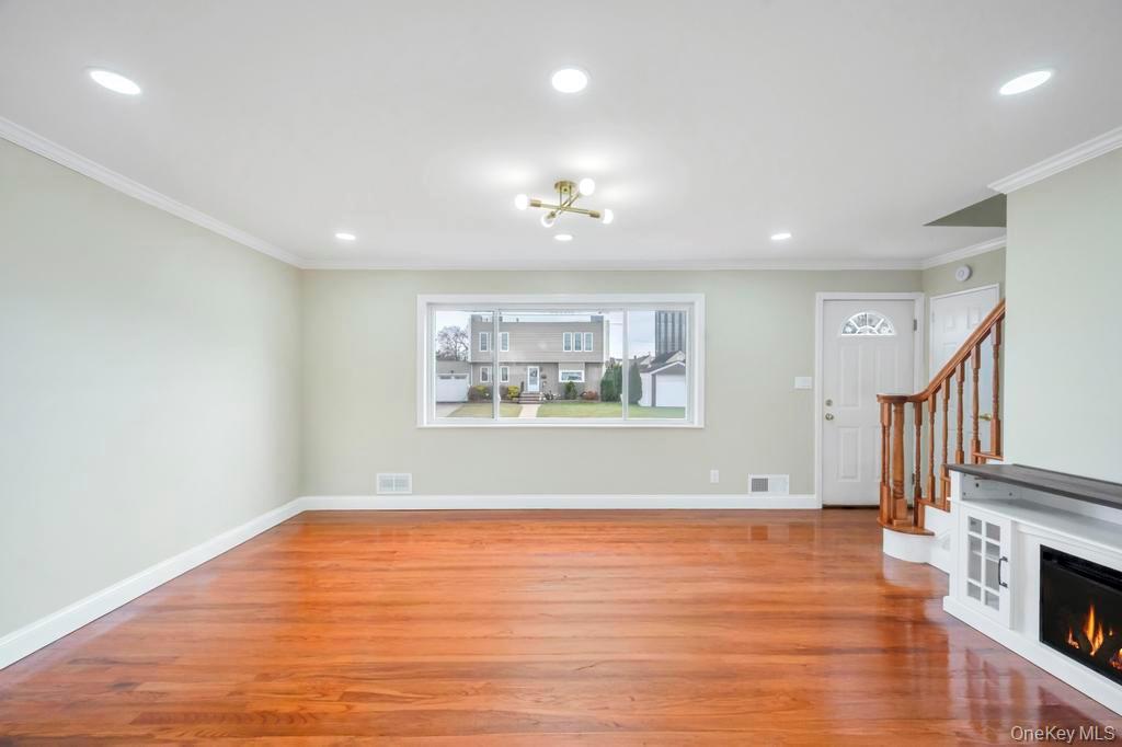 #7 photo, 2127 Erma Drive, नासाउ काउंटी East Meadow , NY 11554