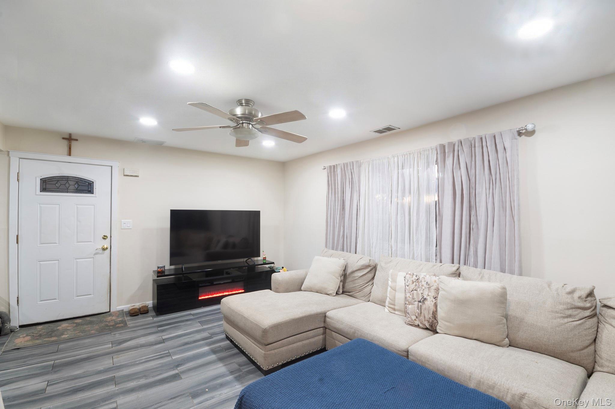 #4 photo, 288 Feller Drive, Central Islip , NY 11722