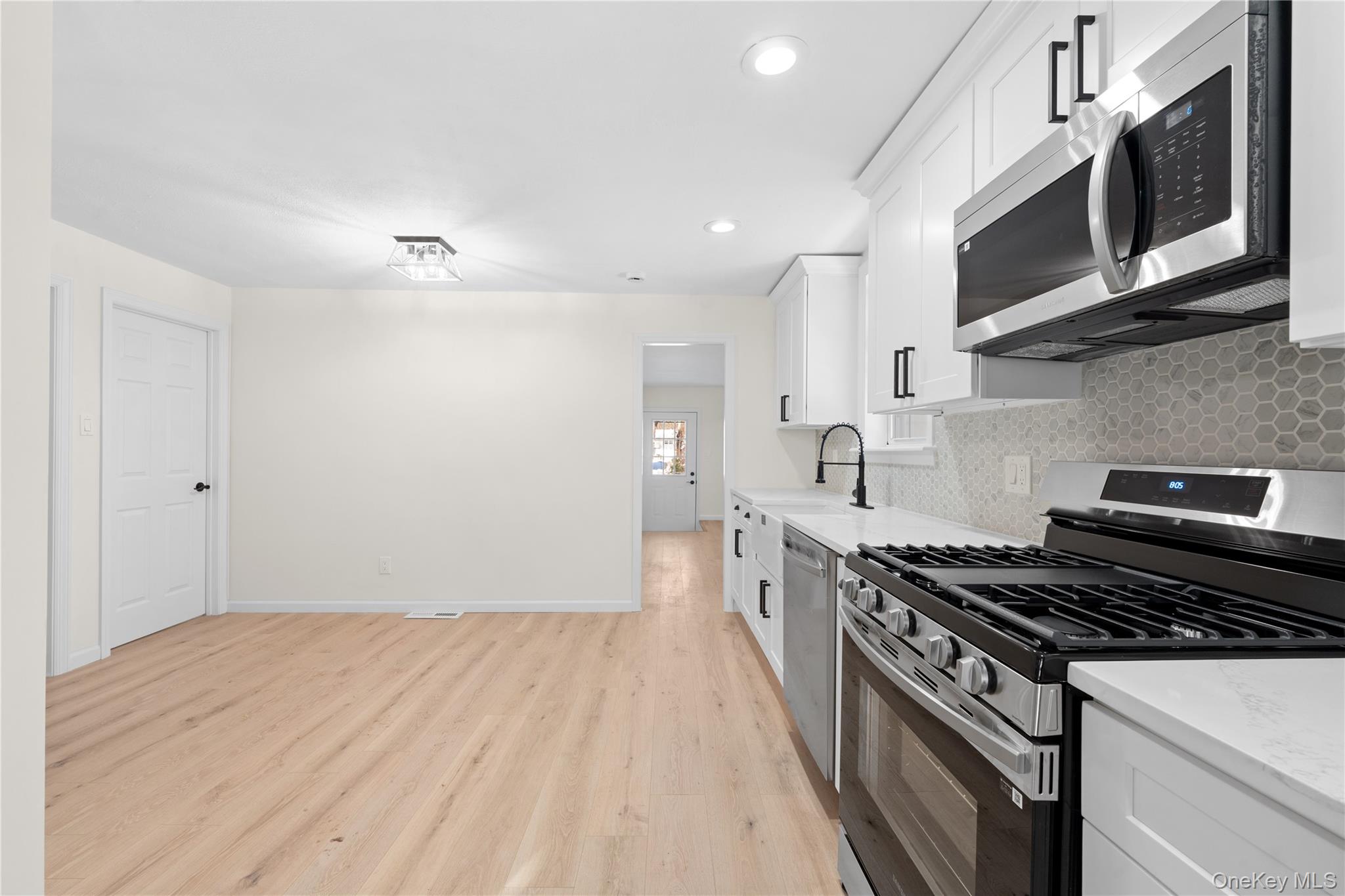 #12 photo, 10 Pinedale Avenue, سوفولك Farmingville , NY 11738