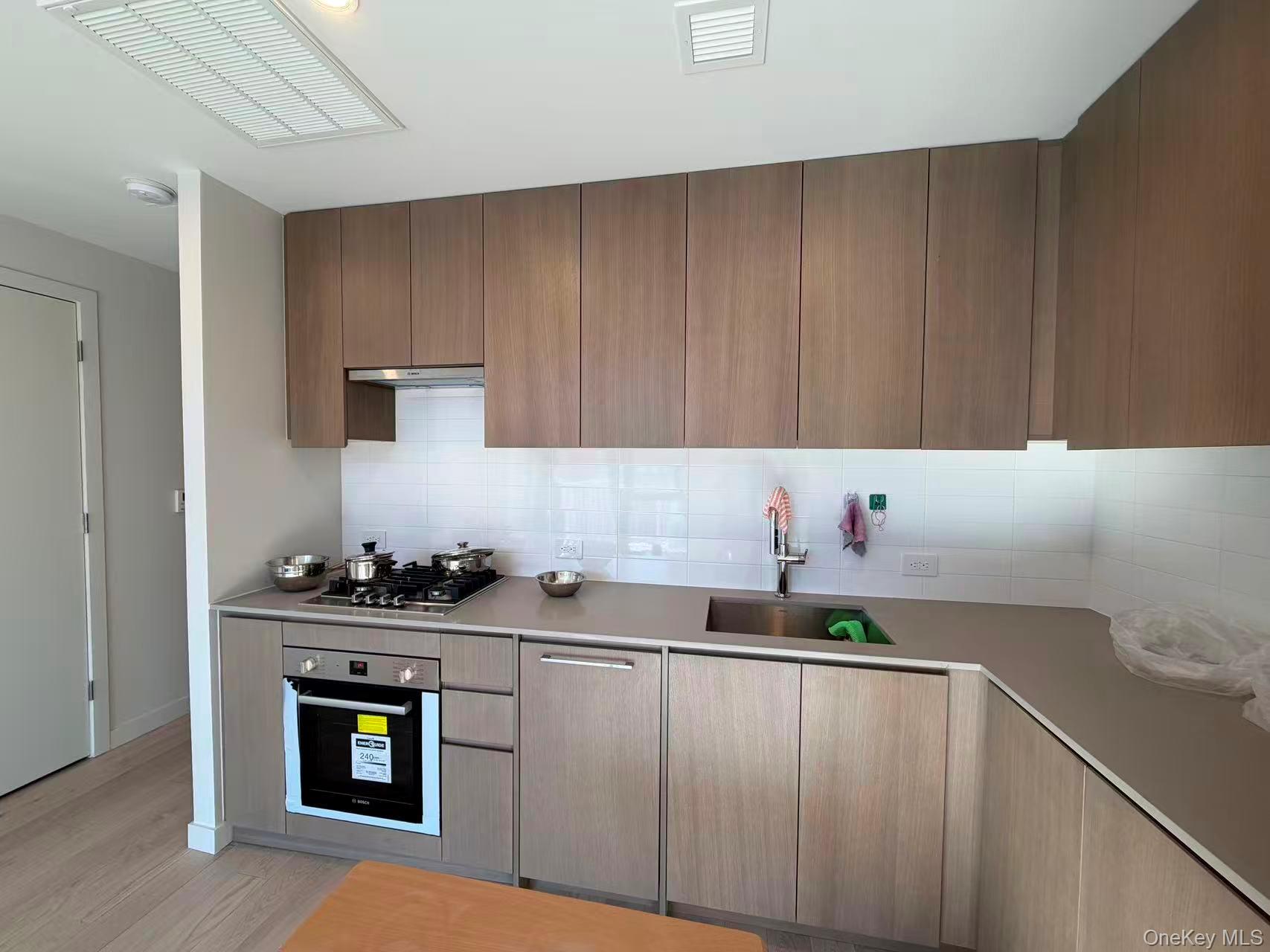 #1 photo, 131-02B 40th Road, कुईंस Flushing , NY 11354