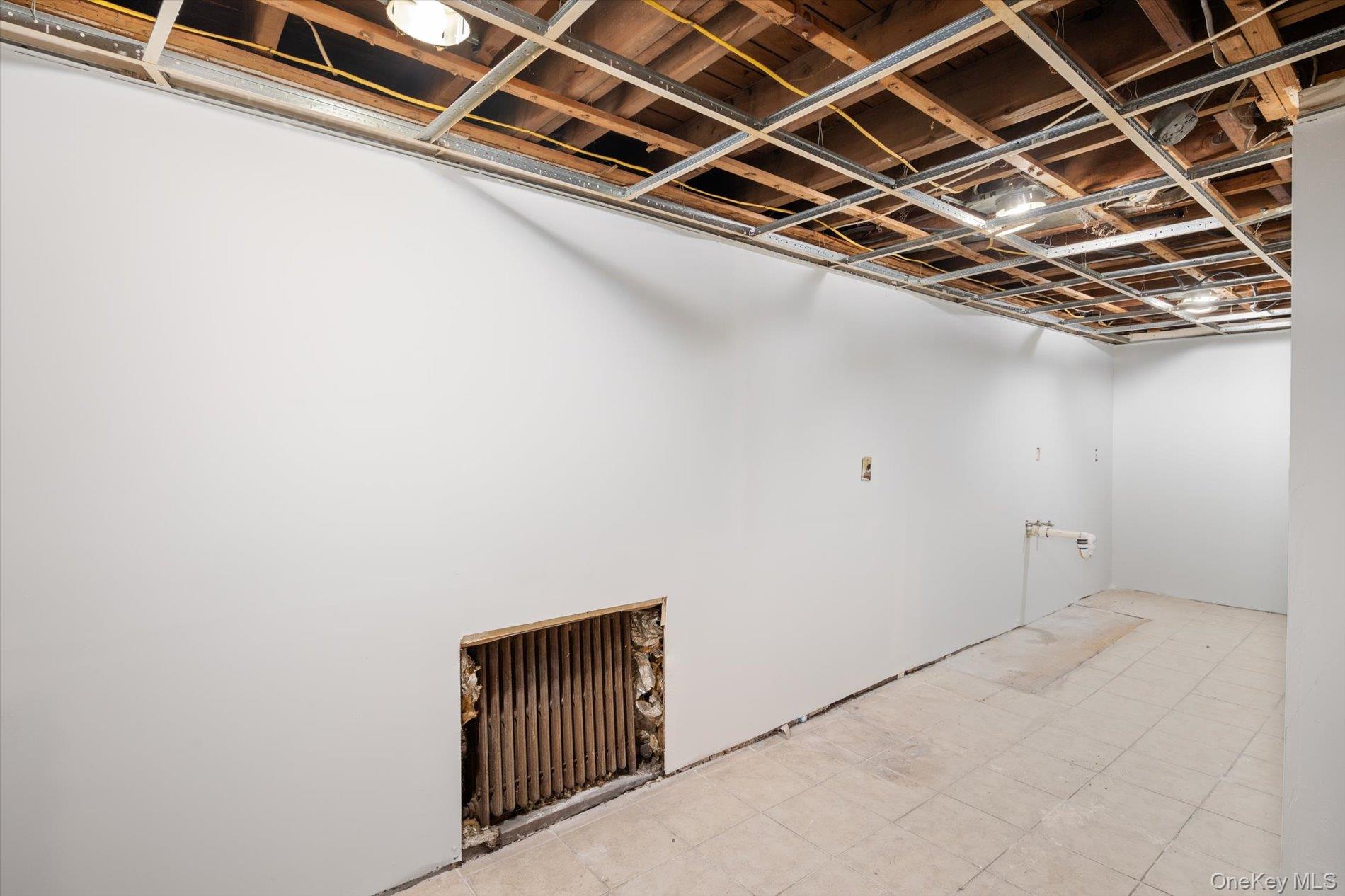 #14 photo, 12 Westbury Avenue, नासाउ काउंटी Plainview , NY 11803