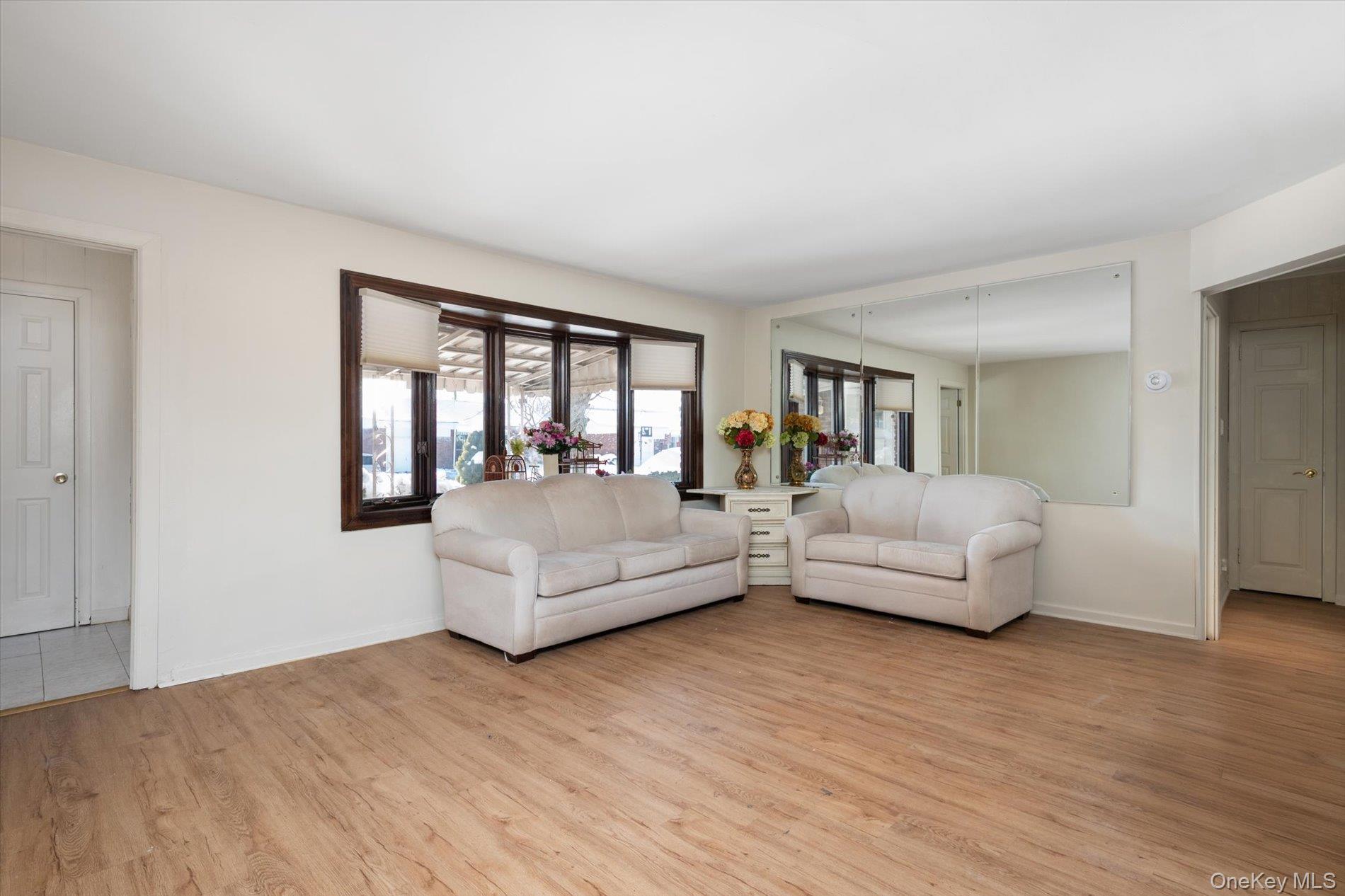 #6 photo, 12 Westbury Avenue, नासाउ काउंटी Plainview , NY 11803