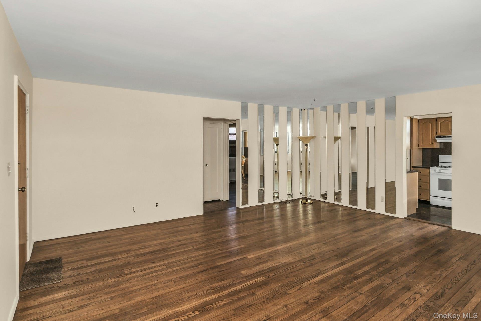 #3 photo, 21-47 Utopia Parkway, Whitestone , NY 11357