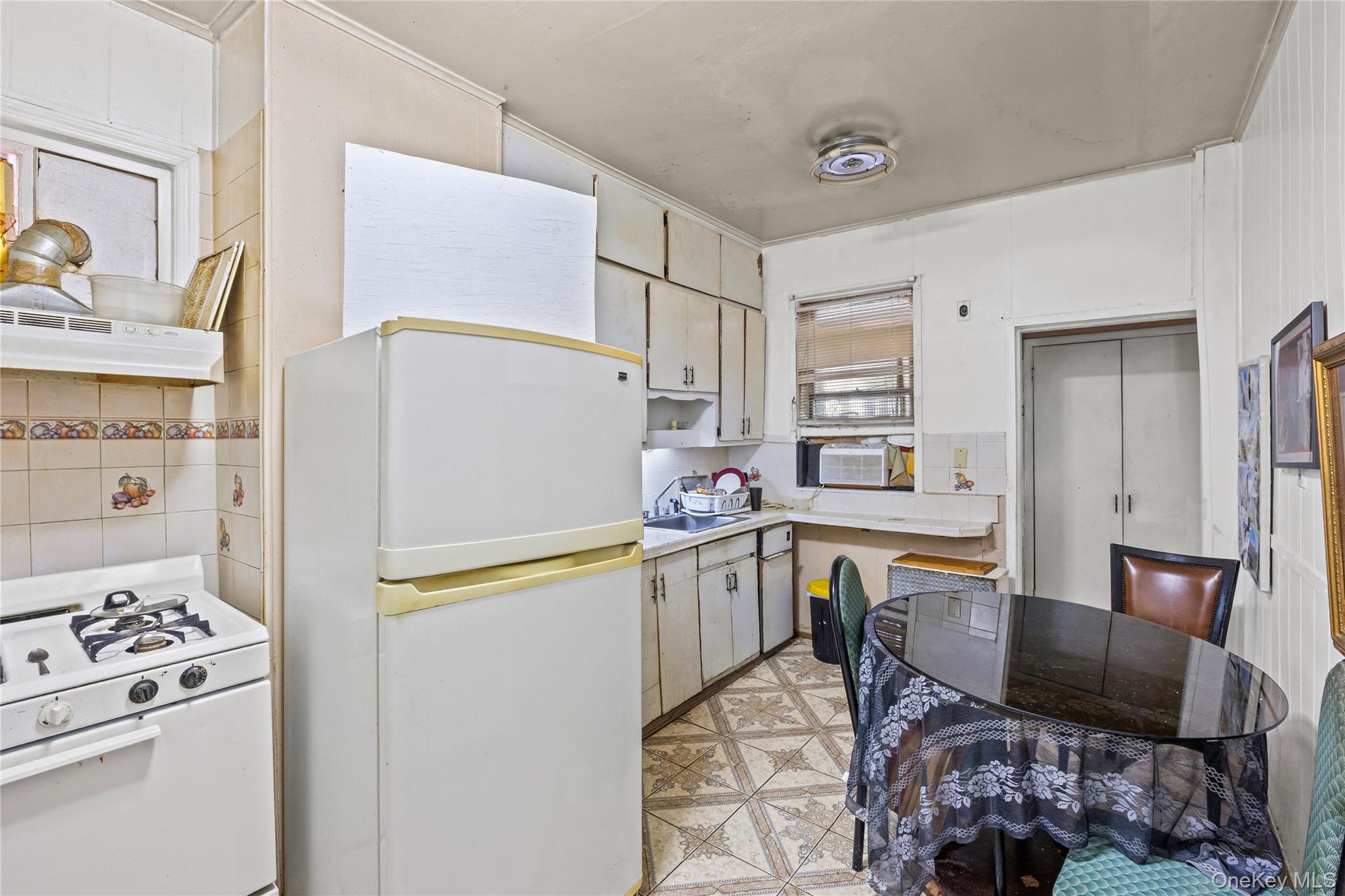 #7 photo, 5717 Waldron Street, Corona , NY 11368