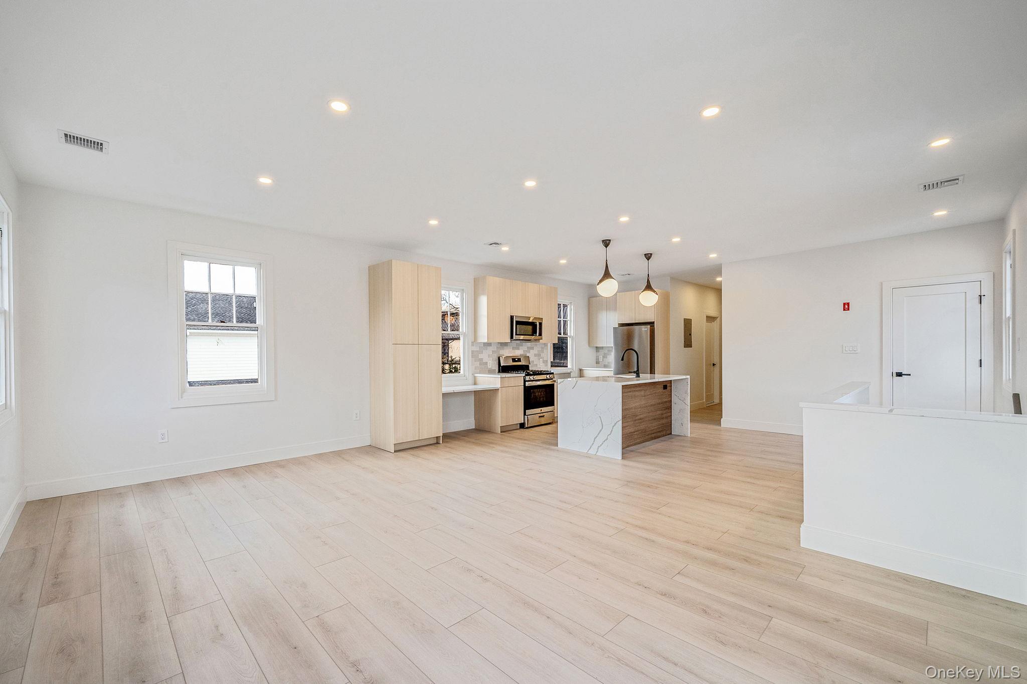 #6 photo, 24 Skillman Street, Roslyn , NY 11576