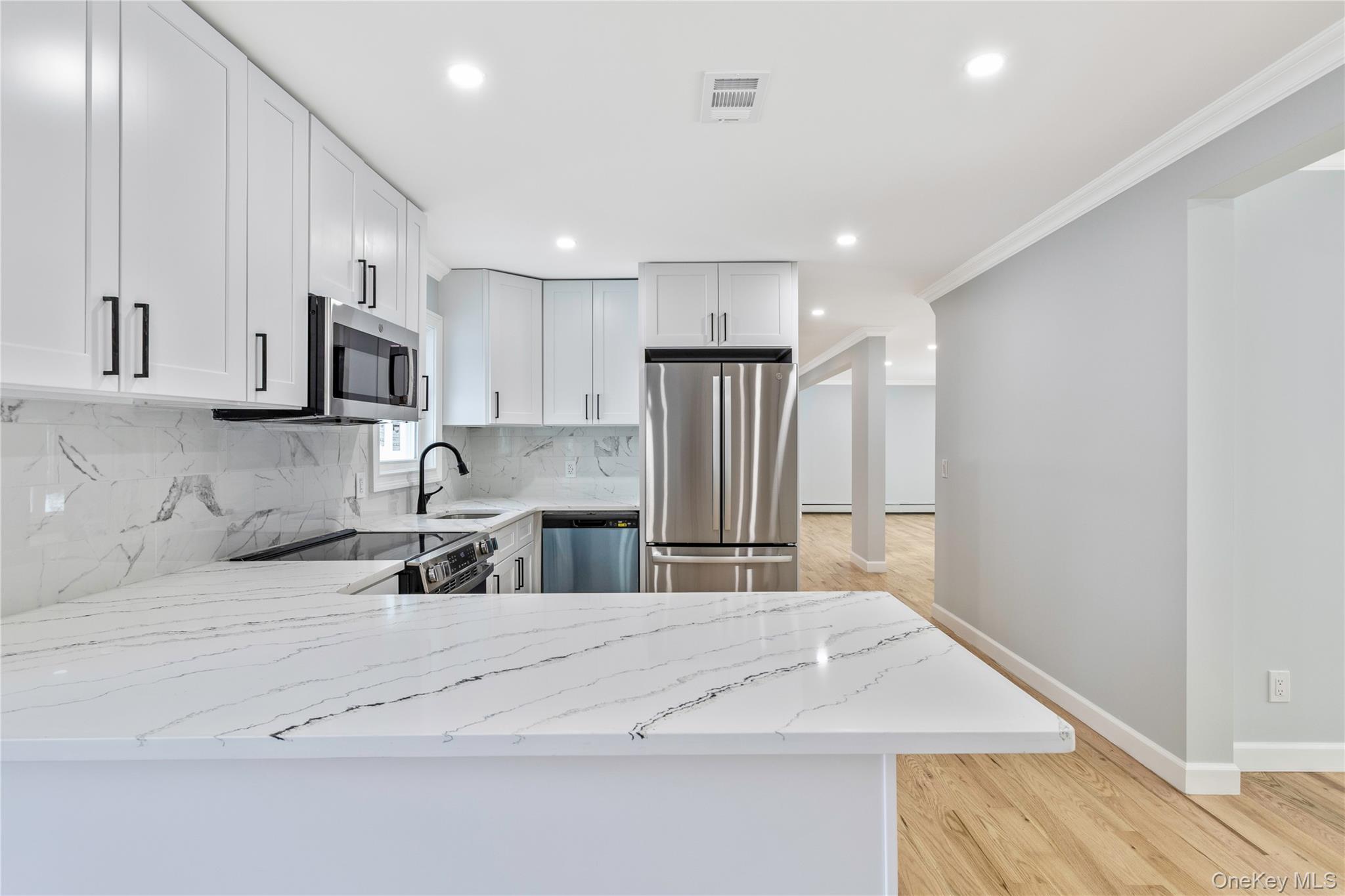 #13 photo, 19 Stuyvesant Circle, Саффолк ‖ East Setauket , NY 11733