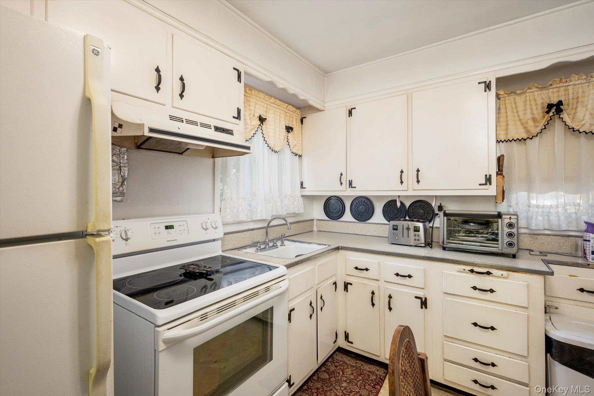 #6 photo, 9 Walnut Place, Massapequa , NY 11758