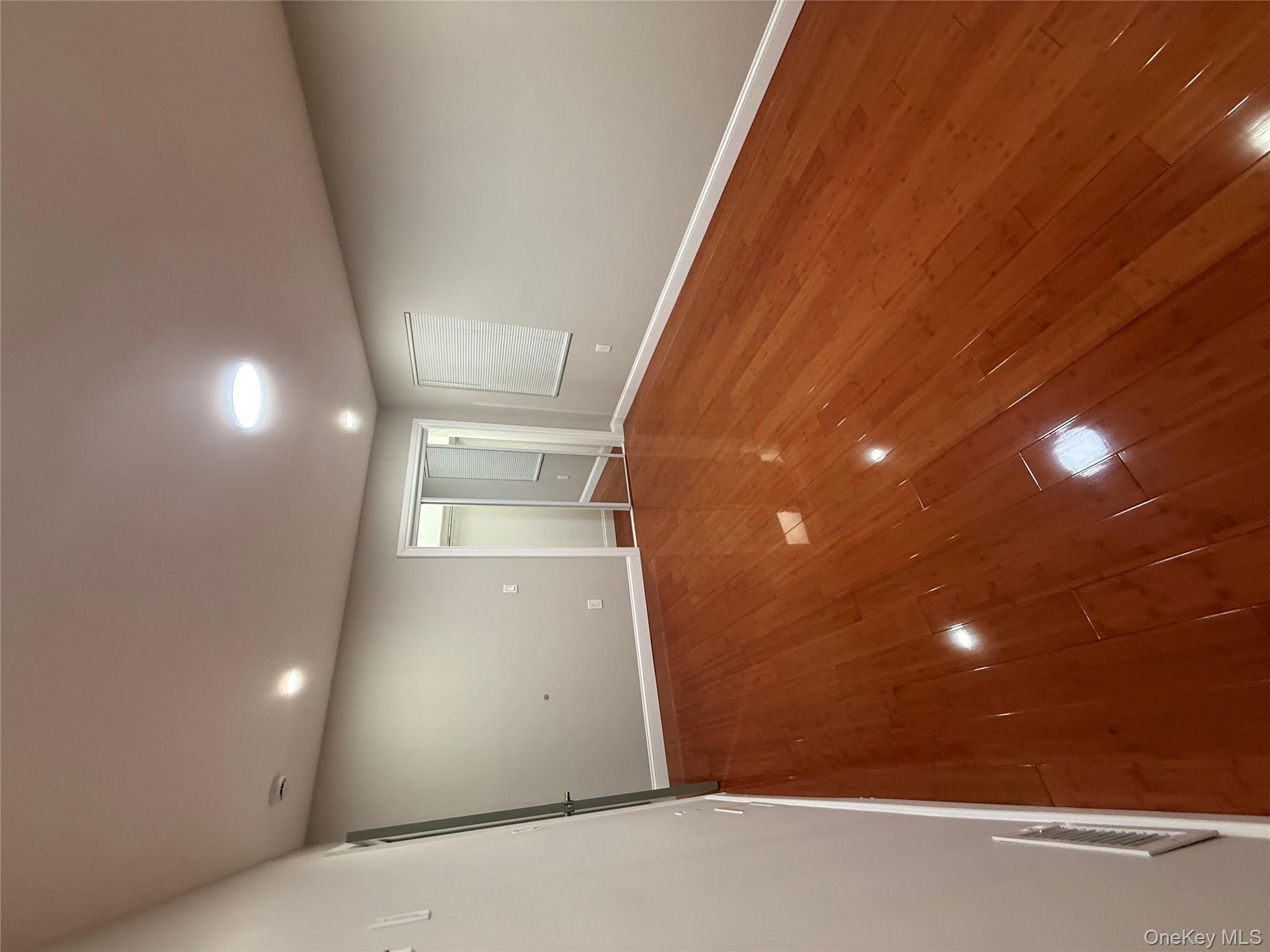 #8 photo, 107-13 220th Street, קווינס Queens Village , NY 11429