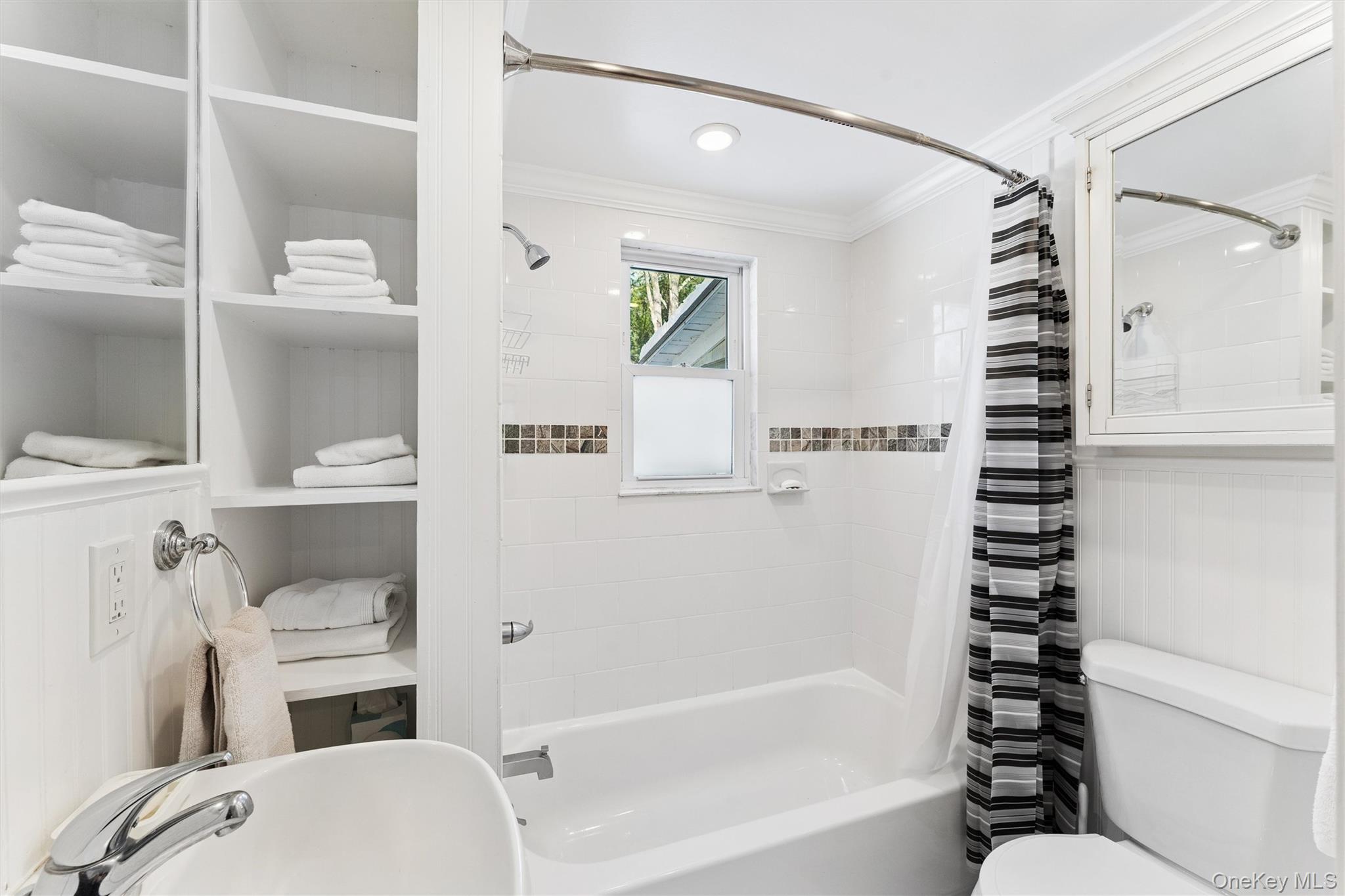 #8 photo, 424 Main Street, সাফোক কাউন্টি Quiogue , NY 11978