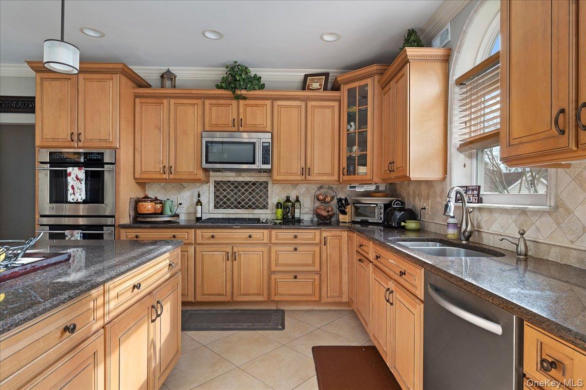 #12 photo, 2 Pondside Court, Mount Sinai , NY 11766