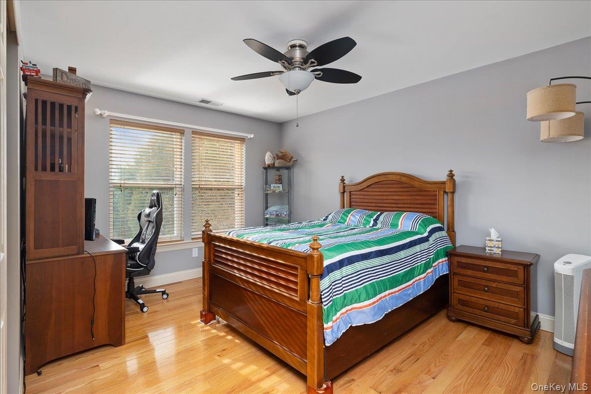 #19 photo, 2 Pondside Court, Mount Sinai , NY 11766