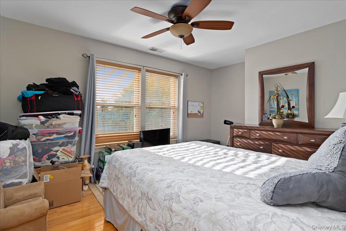 #20 photo, 2 Pondside Court, Mount Sinai , NY 11766