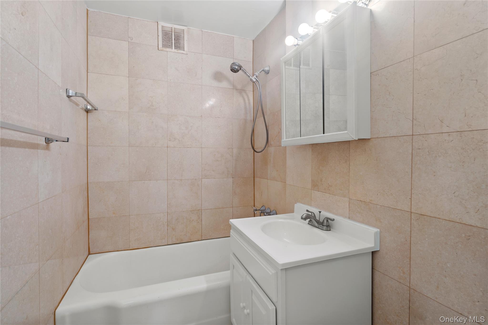 #14 photo, 67-41 Burns Street, קווינס Forest Hills , NY 11375