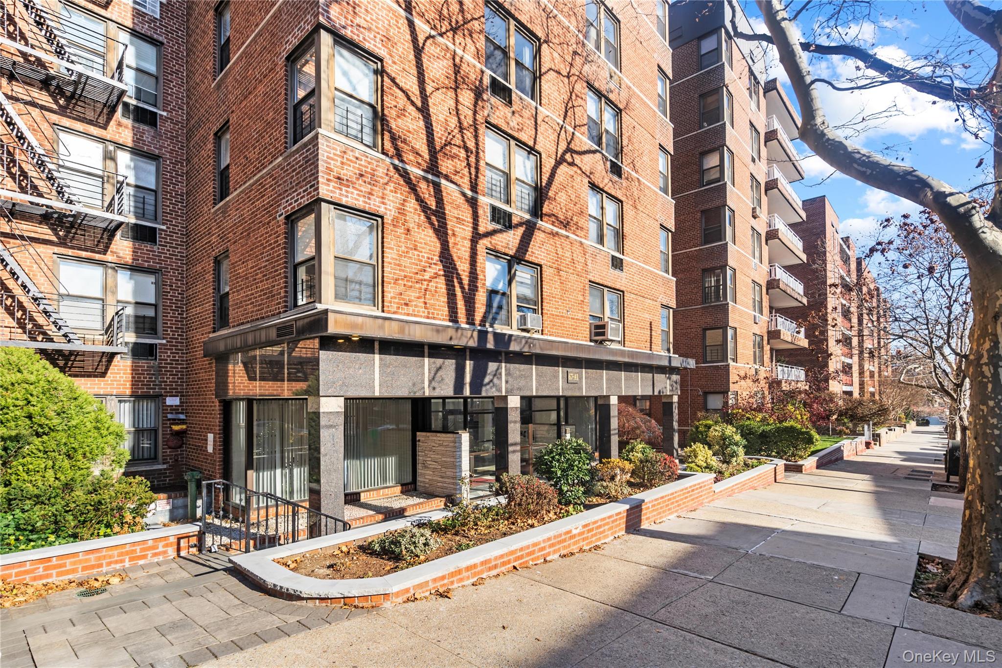 #17 photo, 67-41 Burns Street, קווינס Forest Hills , NY 11375