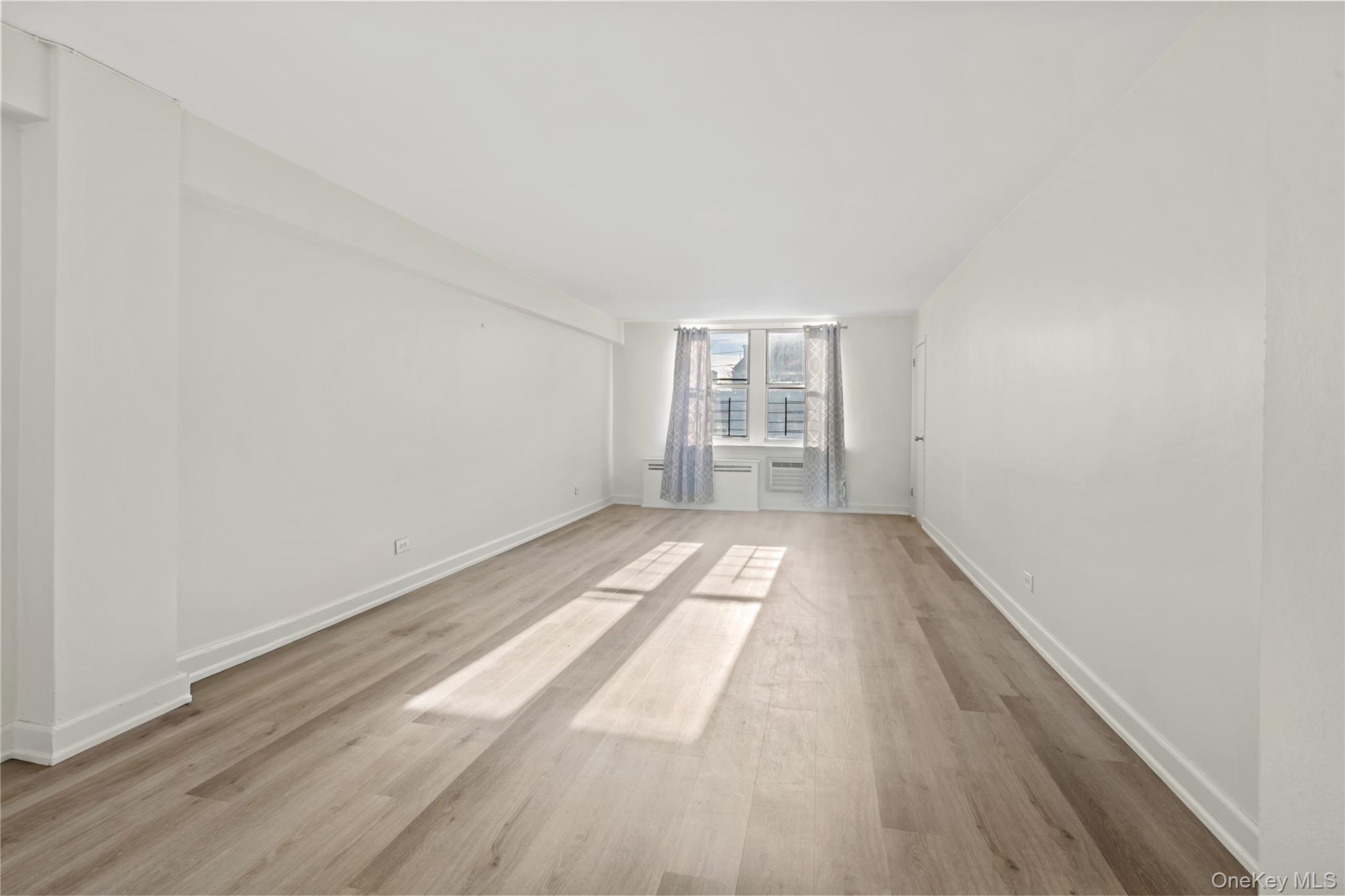 #2 photo, 67-41 Burns Street, קווינס Forest Hills , NY 11375