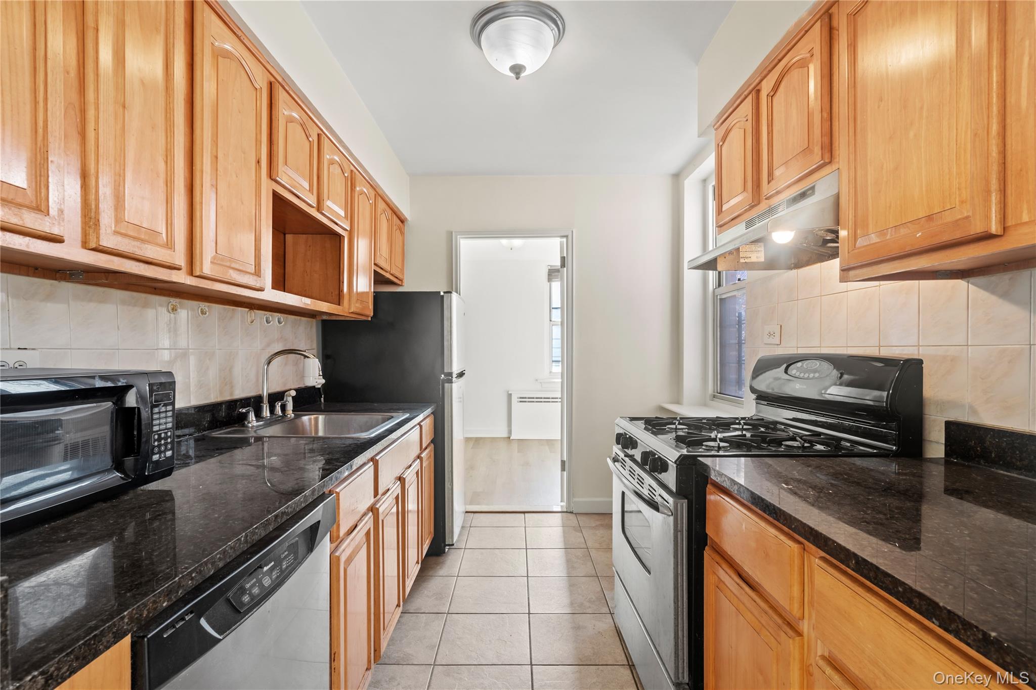 #8 photo, 67-41 Burns Street, קווינס Forest Hills , NY 11375