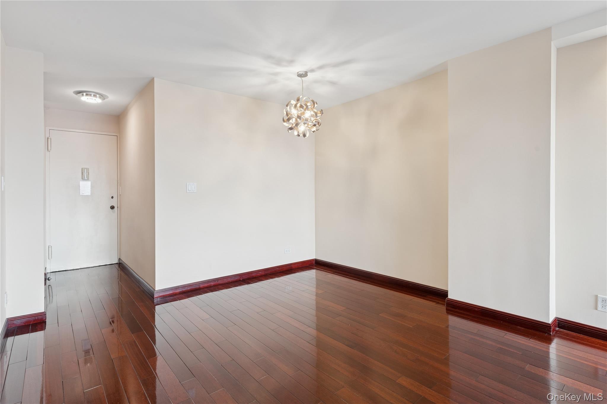 #10 photo, 110-11 Queens Boulevard, קווינס Forest Hills , NY 11375