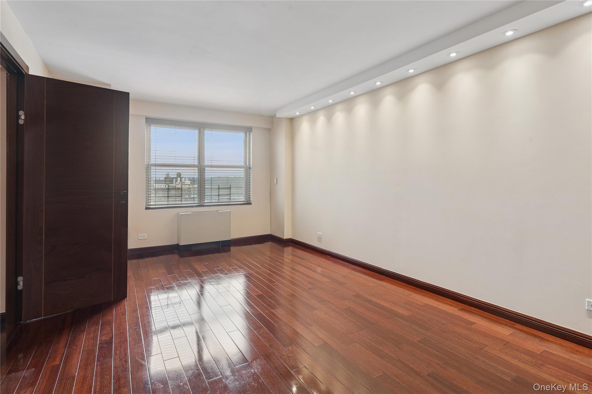 #11 photo, 110-11 Queens Boulevard, קווינס Forest Hills , NY 11375