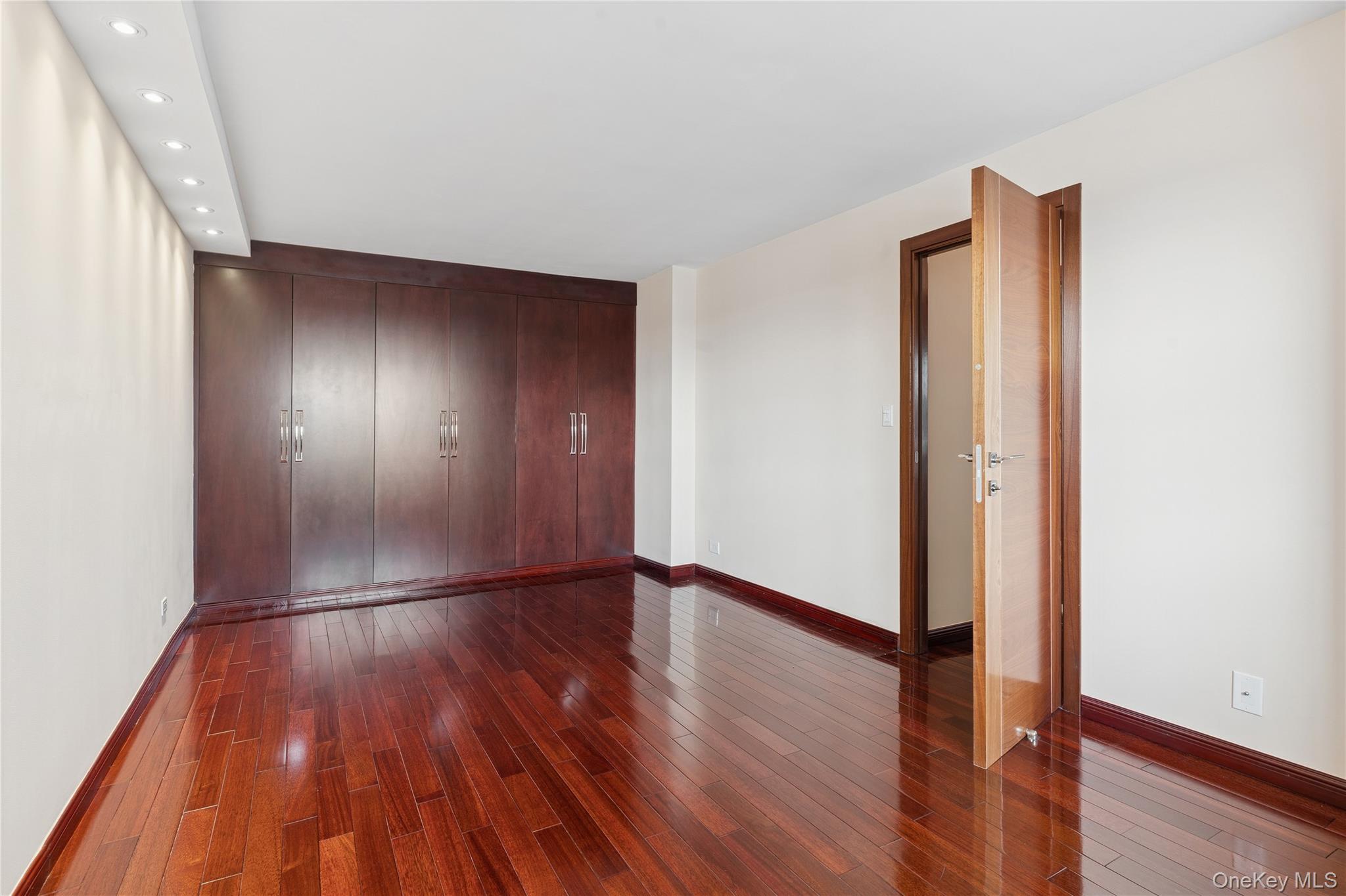 #12 photo, 110-11 Queens Boulevard, קווינס Forest Hills , NY 11375