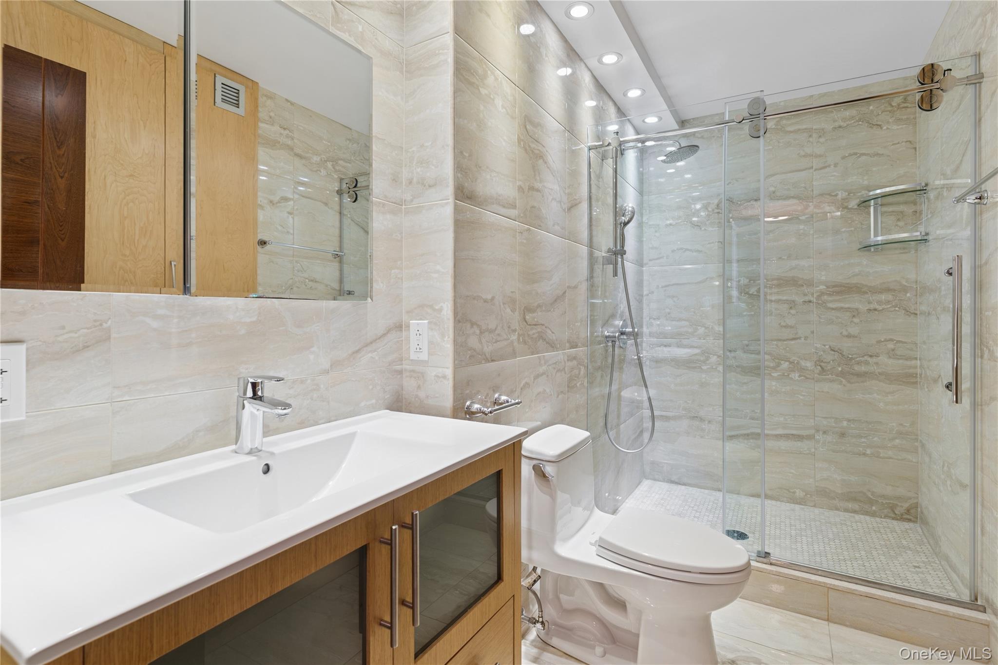 #14 photo, 110-11 Queens Boulevard, קווינס Forest Hills , NY 11375