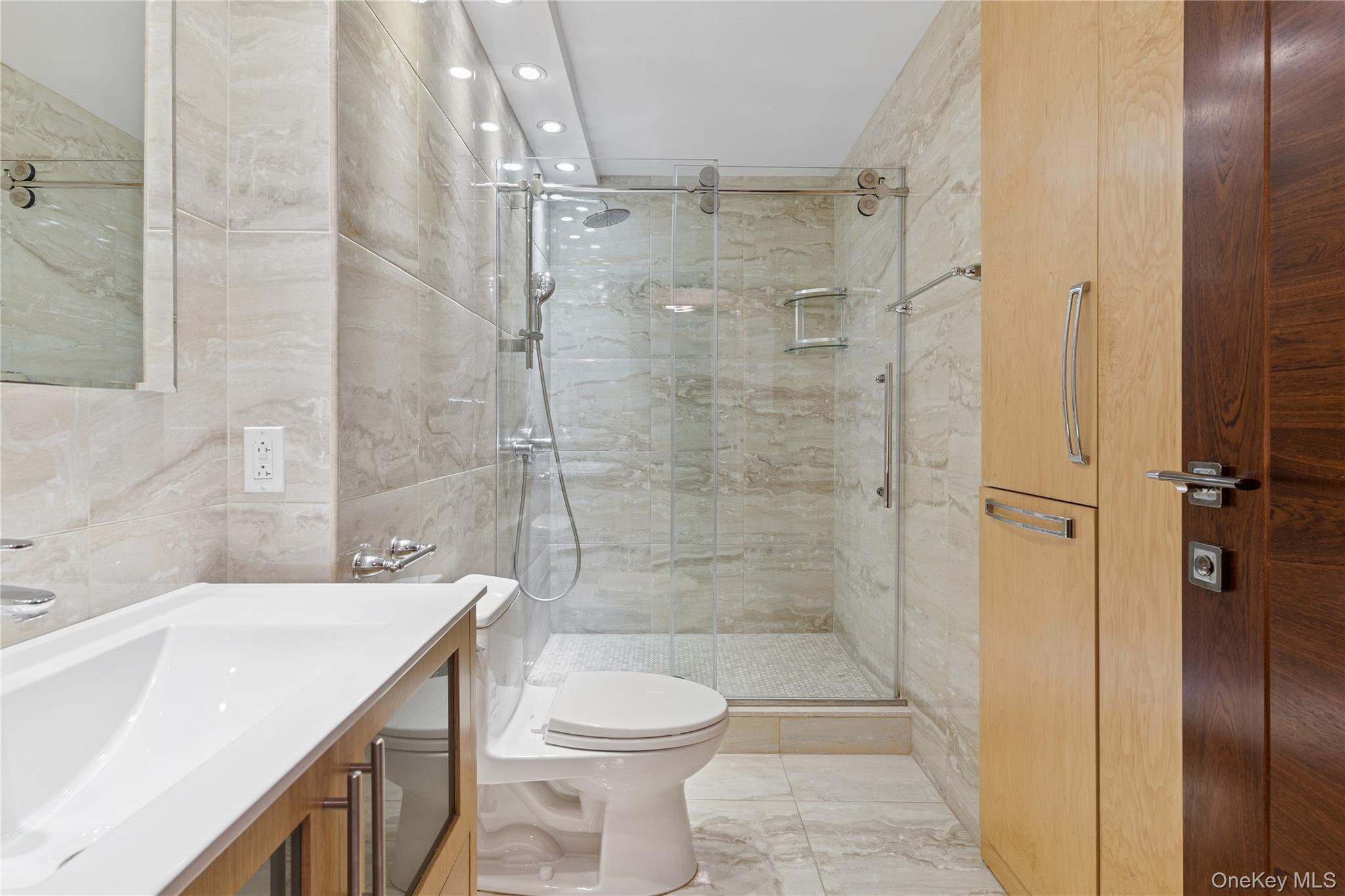 #15 photo, 110-11 Queens Boulevard, קווינס Forest Hills , NY 11375