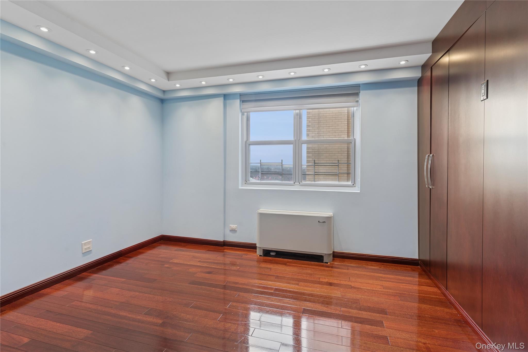 #16 photo, 110-11 Queens Boulevard, קווינס Forest Hills , NY 11375