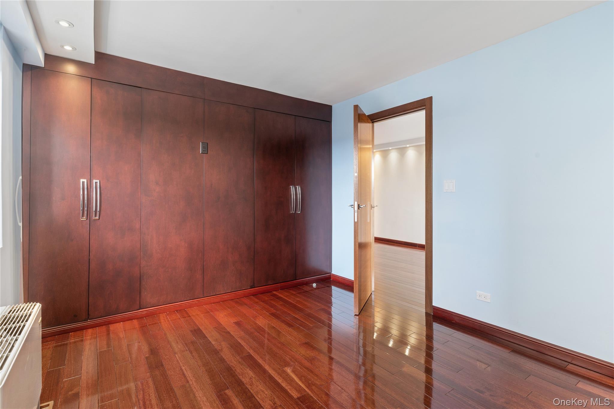 #17 photo, 110-11 Queens Boulevard, קווינס Forest Hills , NY 11375