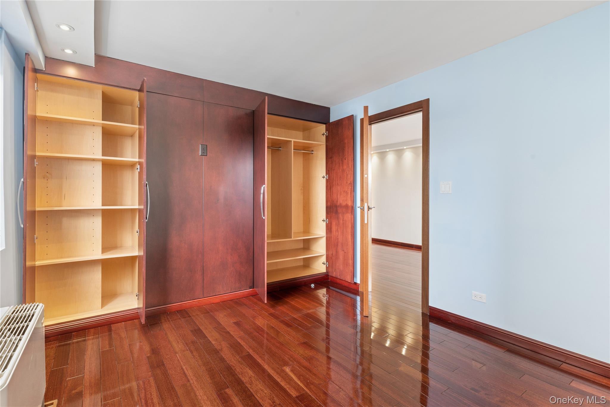 #18 photo, 110-11 Queens Boulevard, קווינס Forest Hills , NY 11375