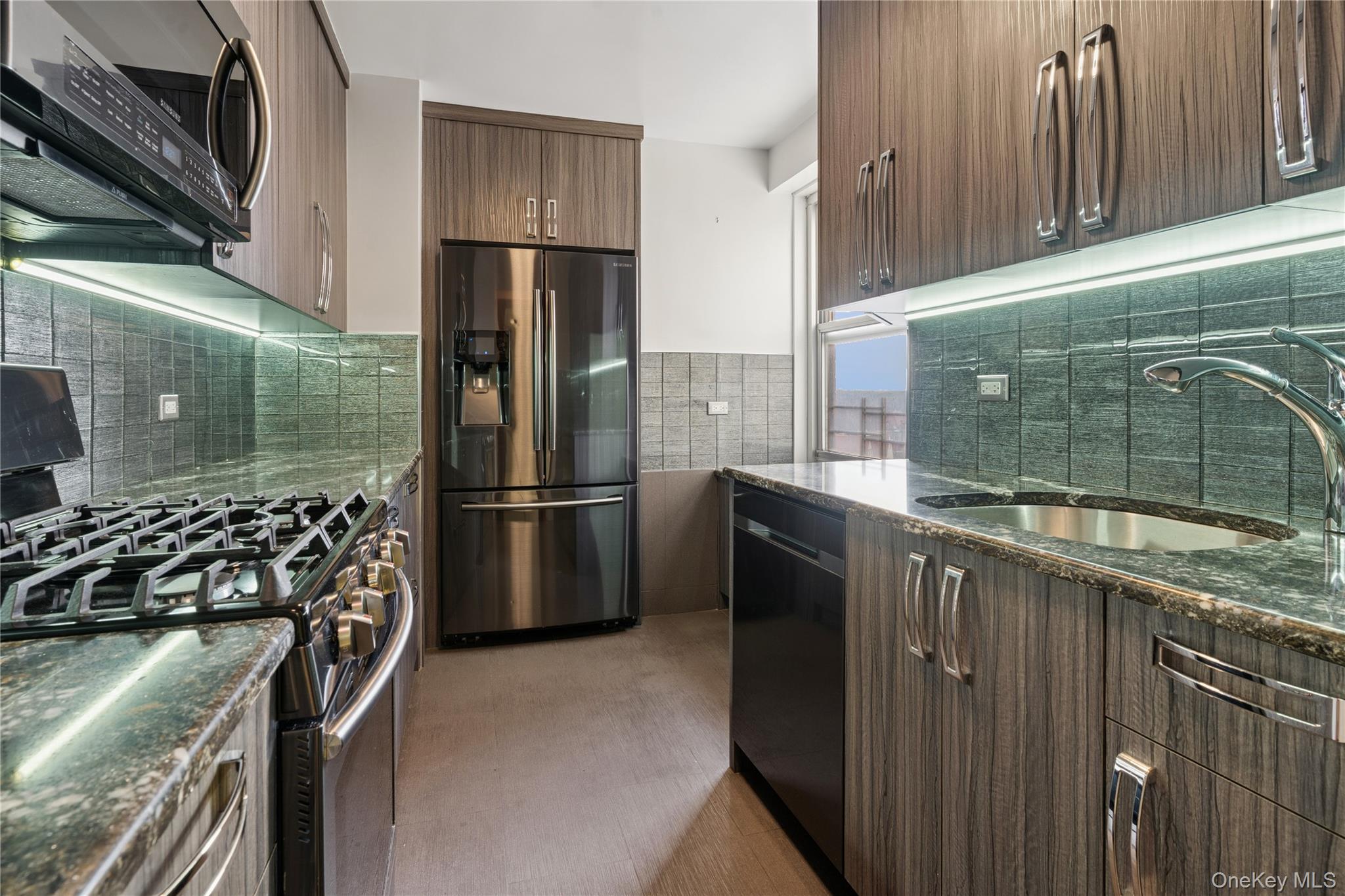 #19 photo, 110-11 Queens Boulevard, קווינס Forest Hills , NY 11375