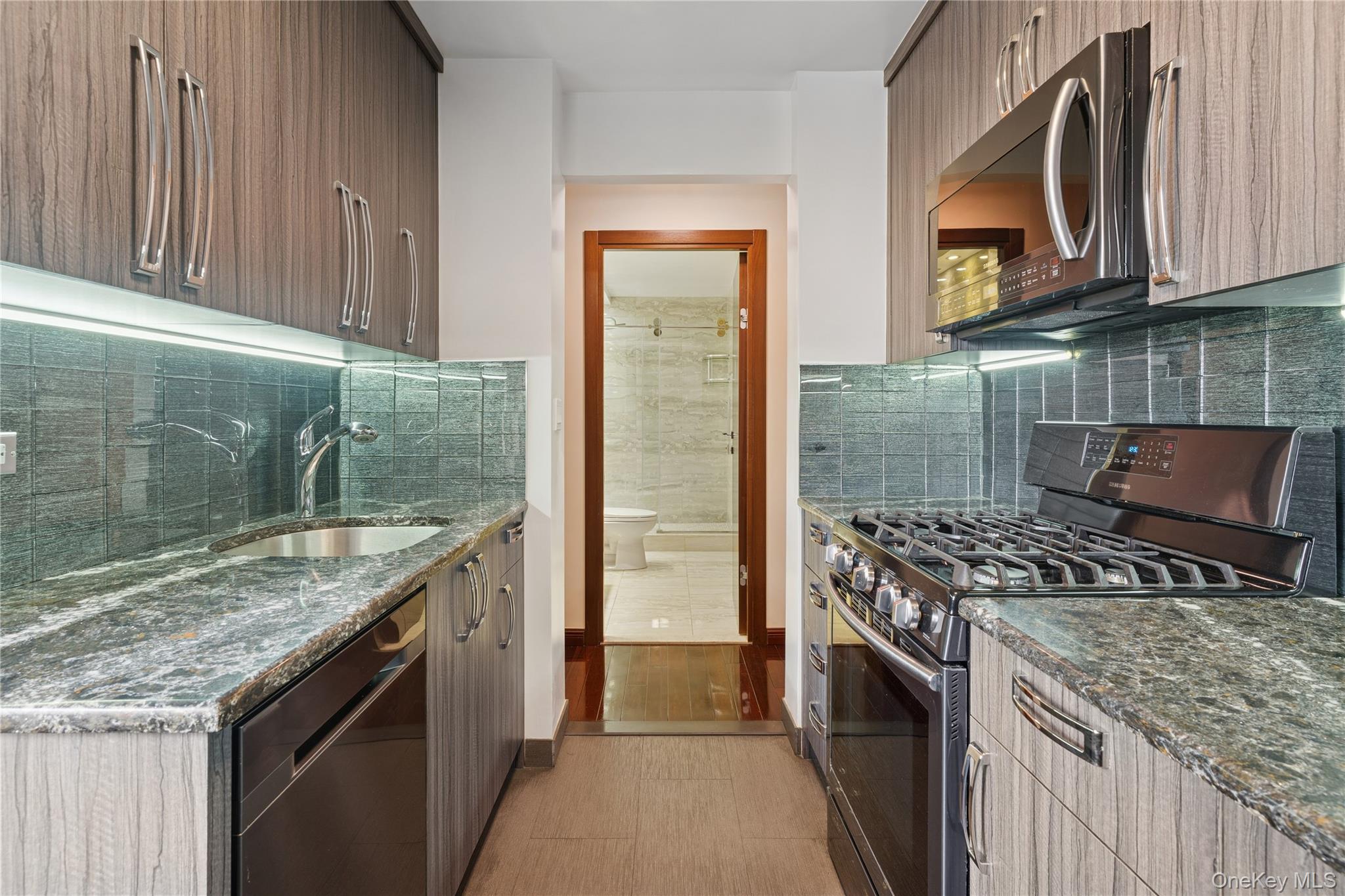 #20 photo, 110-11 Queens Boulevard, קווינס Forest Hills , NY 11375