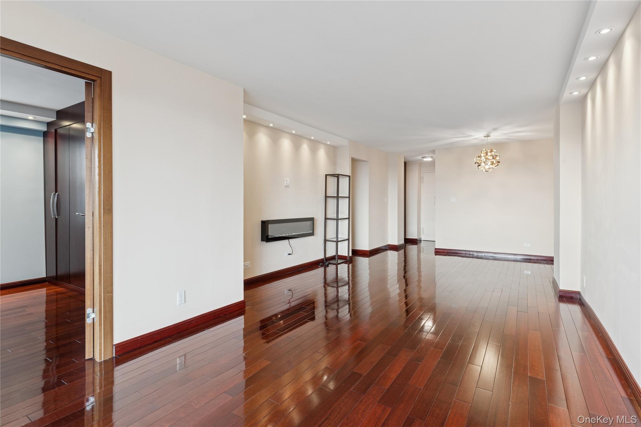 #7 photo, 110-11 Queens Boulevard, קווינס Forest Hills , NY 11375