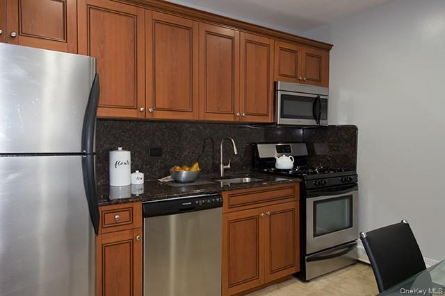 #4 photo, 100 Friendly Court Avenue, Babylon , NY 11704